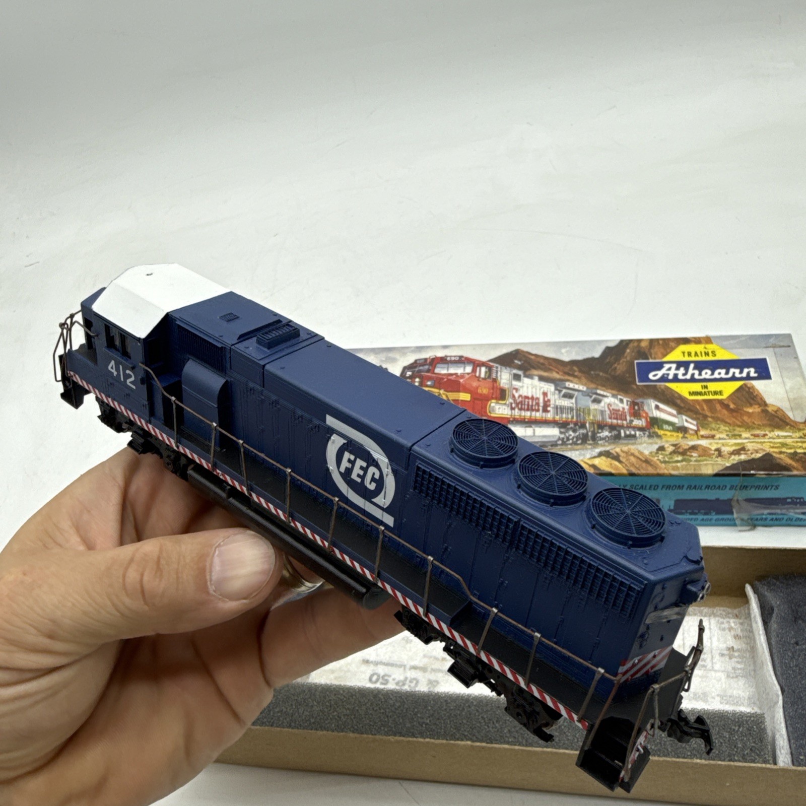 Athearn HO Scale GP 38-2 Diesel Florida East Coast #412 Powered Engine