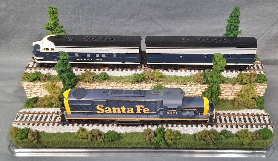 HO SCALE 16″ 2-LEVEL/2 TRACK “SUMMER SCENE” -DISPLAY CASE- FOR ANY HO TRAIN