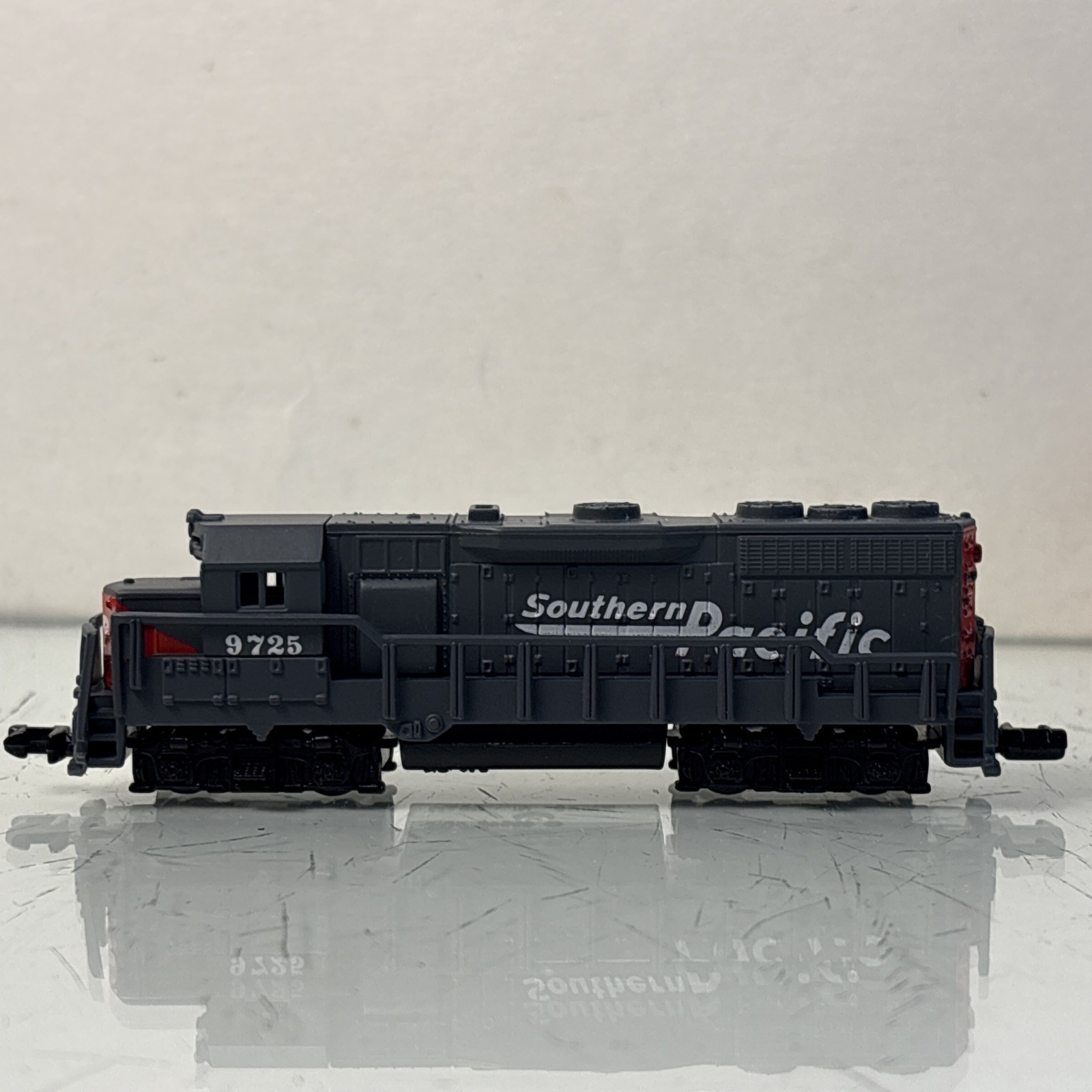 N Scale Southern Pacific 9725 Diesel Locomotive Caboose Box Railroad 3 Tracks