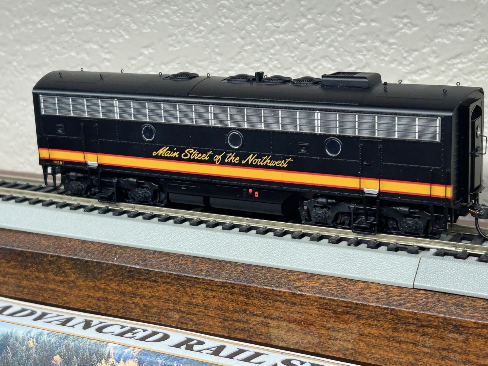 NORTHERN PACIFIC FREIGHT F7 B unit 6015B – DCC / QUANTUM SOUND HO Scale NEW