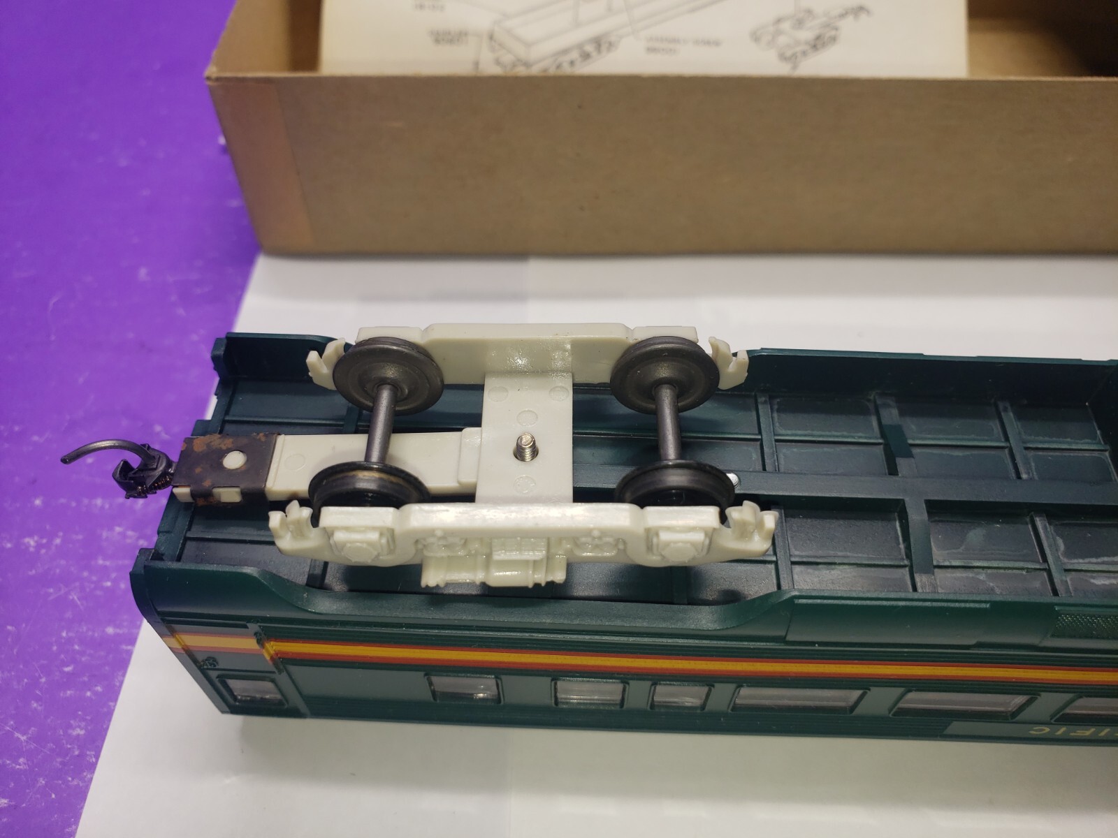 N P RAILWAY EXPRESS COACH CAR 3150 Athearn HO Scale Northern Pacific With Box