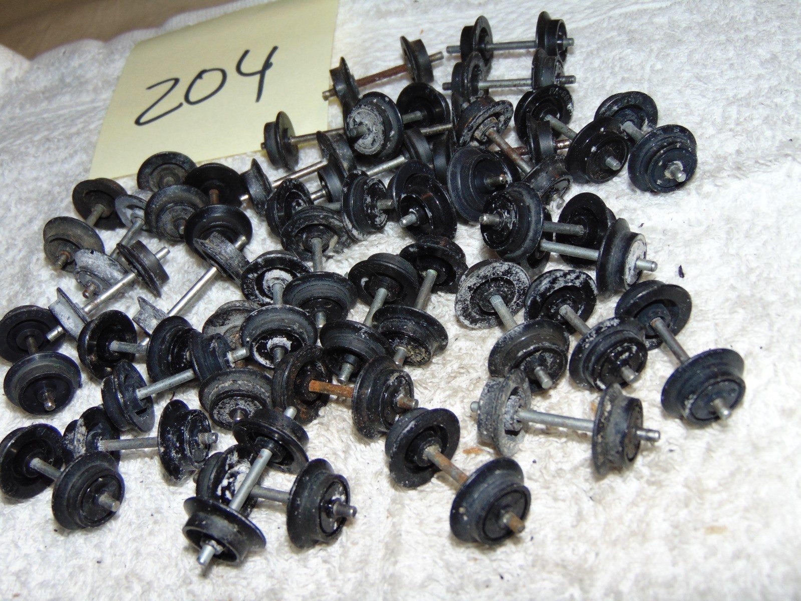 FLYER S 40 PLASTIC WHEELS WITH METAL AXELS #204