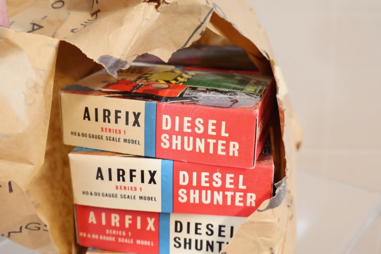AIRFIX R7 TRADE PACK of OO GAUGE BR 0-6-0 DREWRY DIESEL SHUNTER LOCOMOTIVE op
