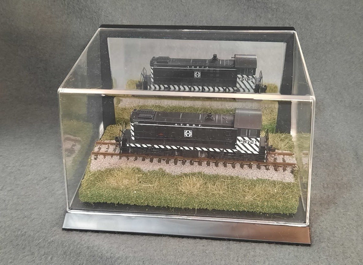N SCALE – MIRROR- 5″ DISPLAY CASE – SUMMER SCENE – FOR ANY N SMALL LOCO OR CAR