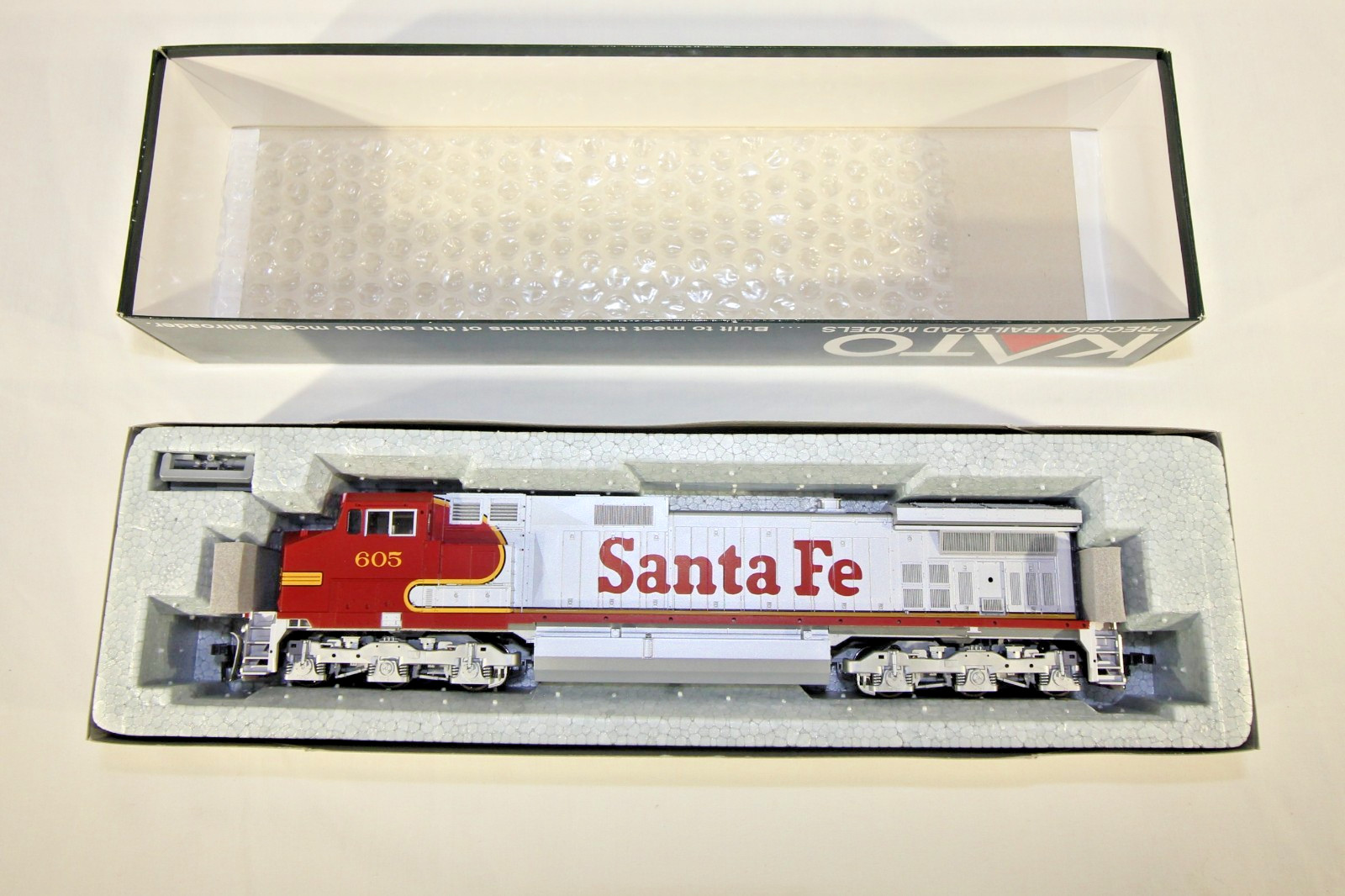 KATO HO GE C44-9W Dash 9 Santa Fe #605 37-1210 New in Box Complete