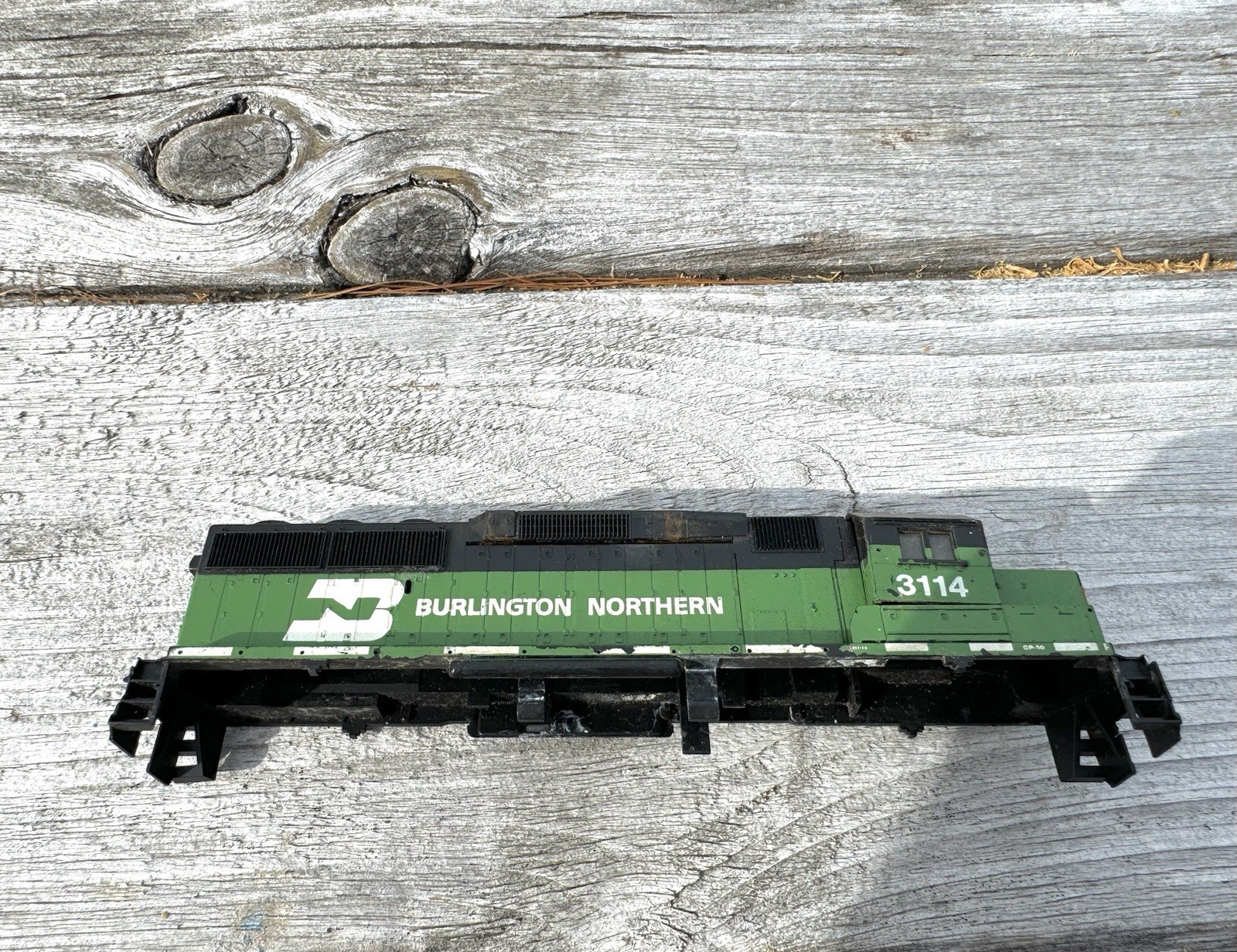 Burlington Northern GP50 Diesel Locomotive SHELL HO Scale