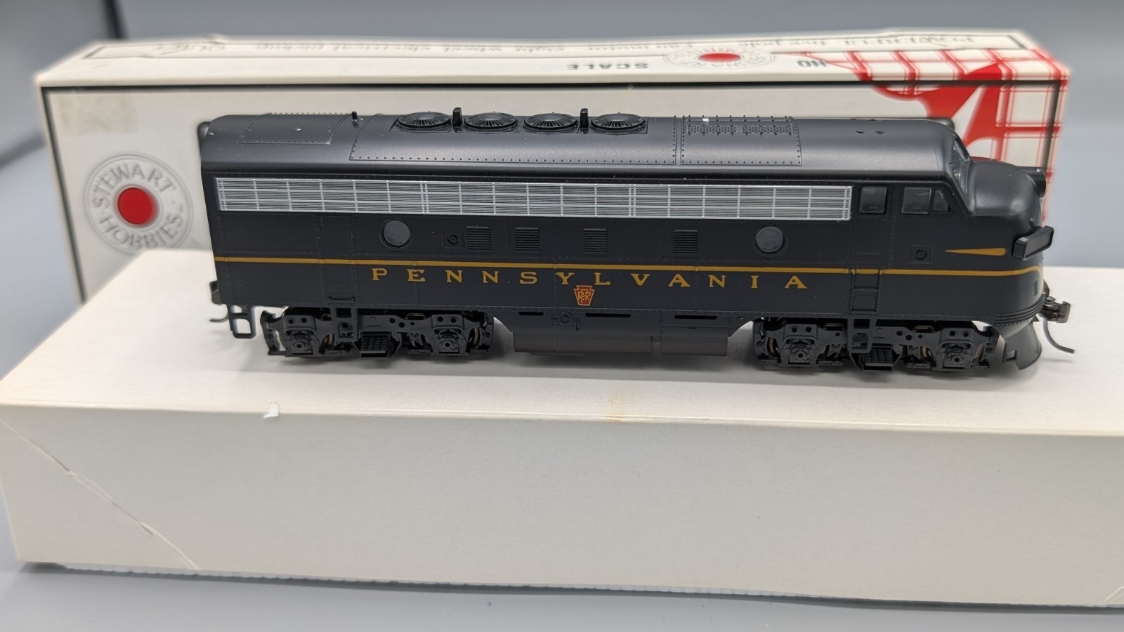 Stewart/Kato HO 8440 F3A Phase IV Powered Pennsylvania RR – Kadee Couplers – NOS