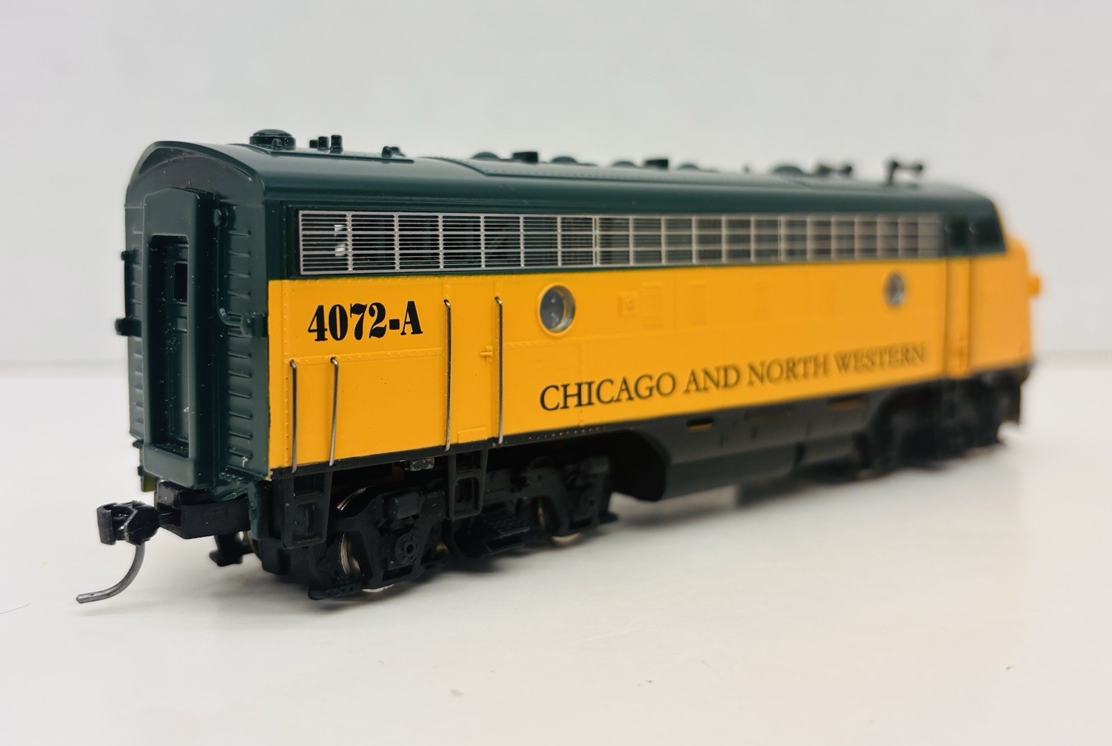 MRC Platinum HO Chicago & North Western C&NW F7A Diesel Locomotive #4072-A CB124