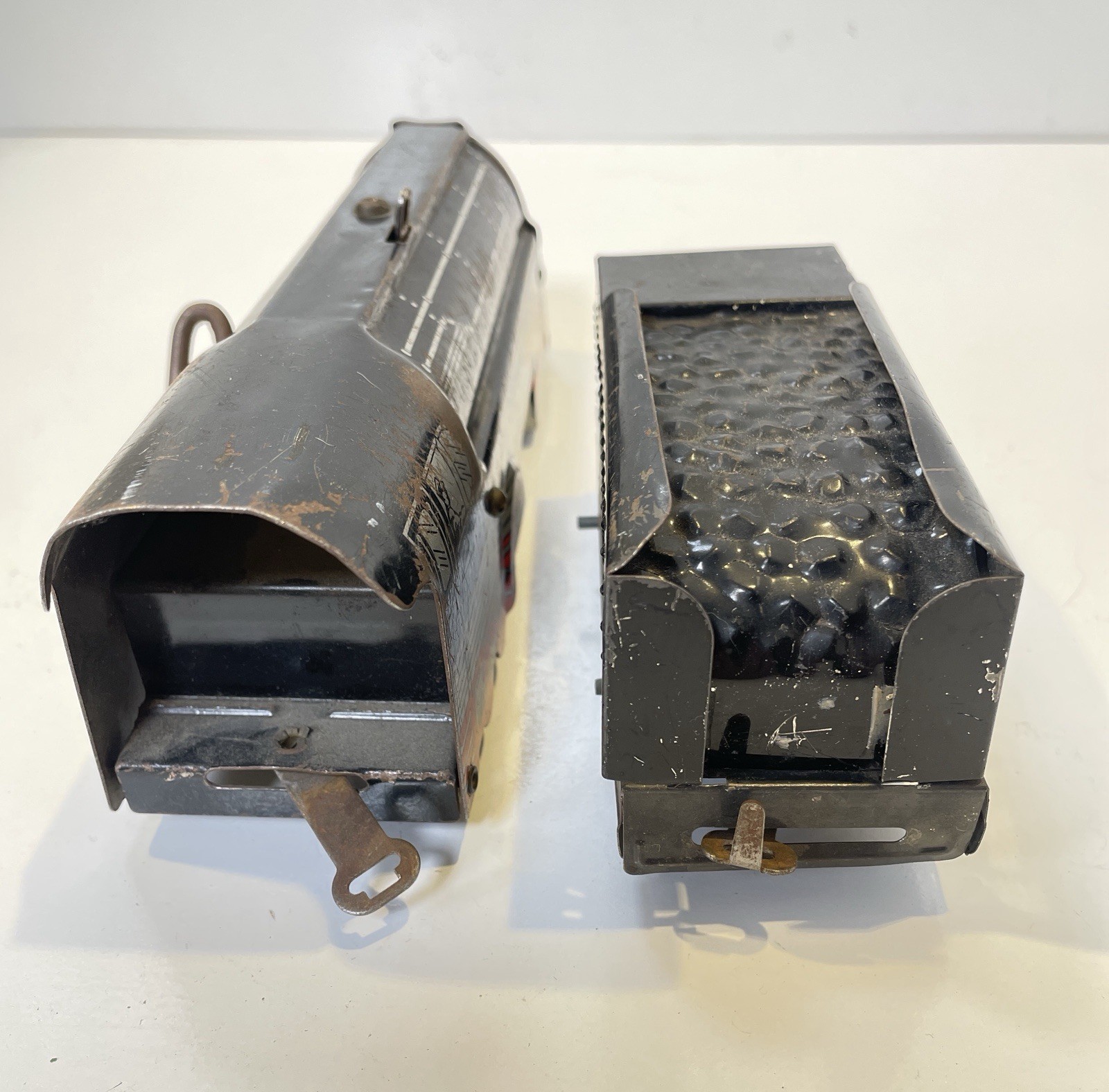 Vintage HAFNER TRAINS #2000 Tin O-Gauge Wind-Up Locomotive & Tender – Working