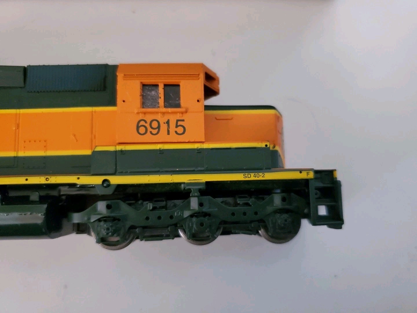 HO ATHEARN 4432 SD40-2 POWER BNSF # 6915, JORDAN SPREADER UNDECORATED 932-5350