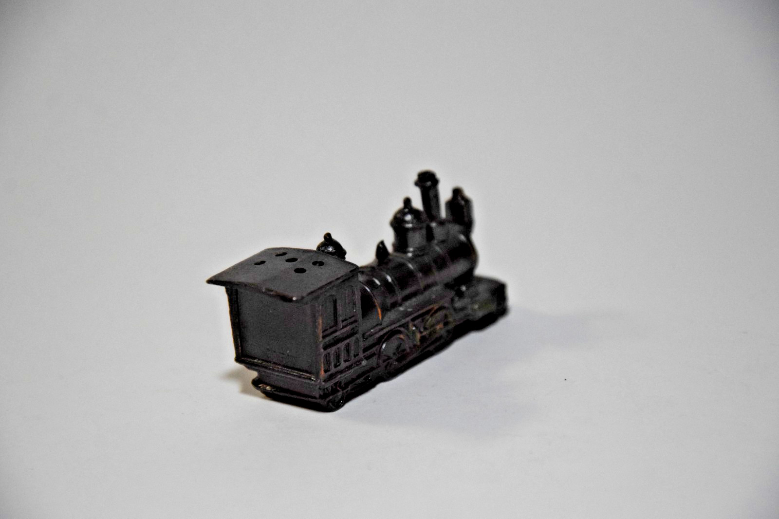 CAST METAL STEAM LOCOMOTIVE TRAIN ENGINE NICK NACK SHADOWBOX VINTAGE DIECAST