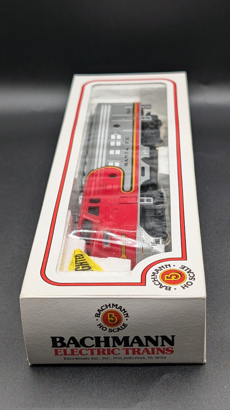 HO Scale Bachmann F7-A Santa Fe Chrome #307 Powered Diesel Locomotive