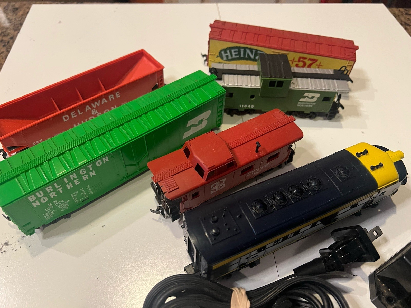 Mantua Santa Fe HO 4015 Diesel Engine & Train Set-Transformer & Tracks-Running