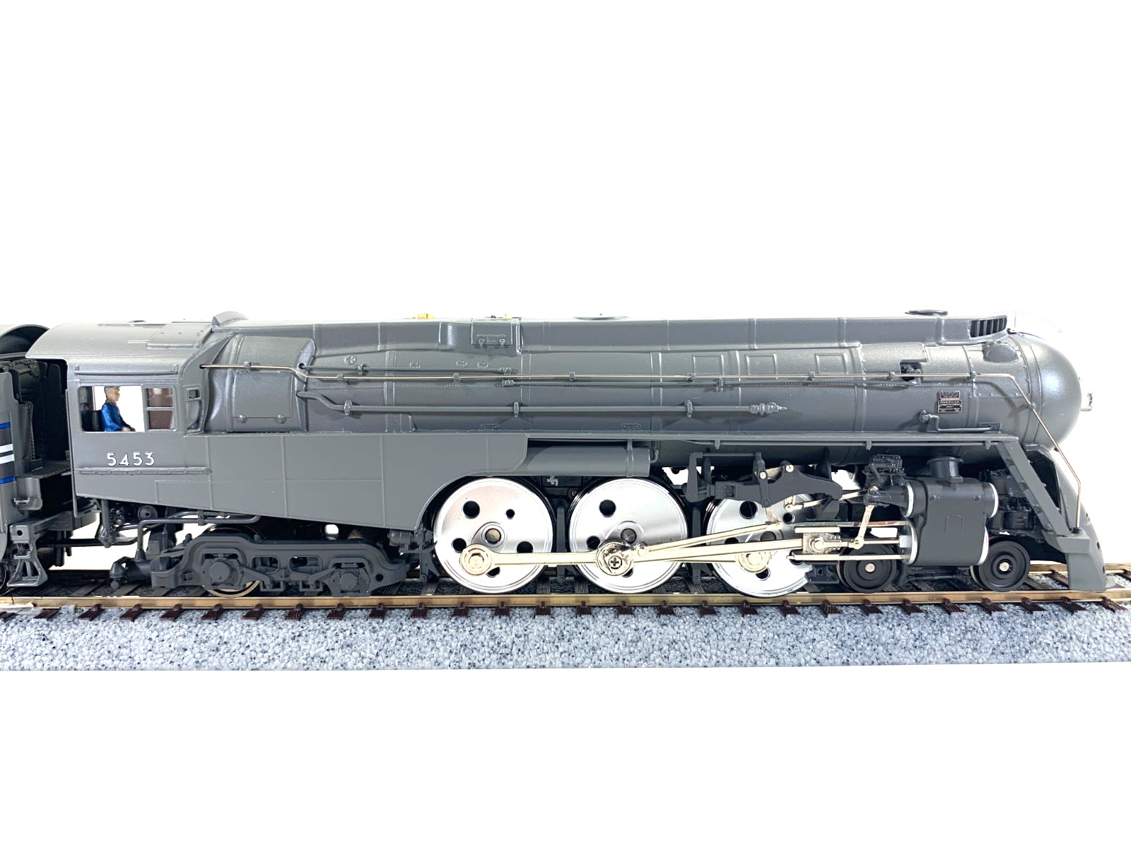 HO Broadway Ltd Hybrid 6822 NYC Dreyfuss Hudson #5453 , DC/DCC Paragon 4, smoke