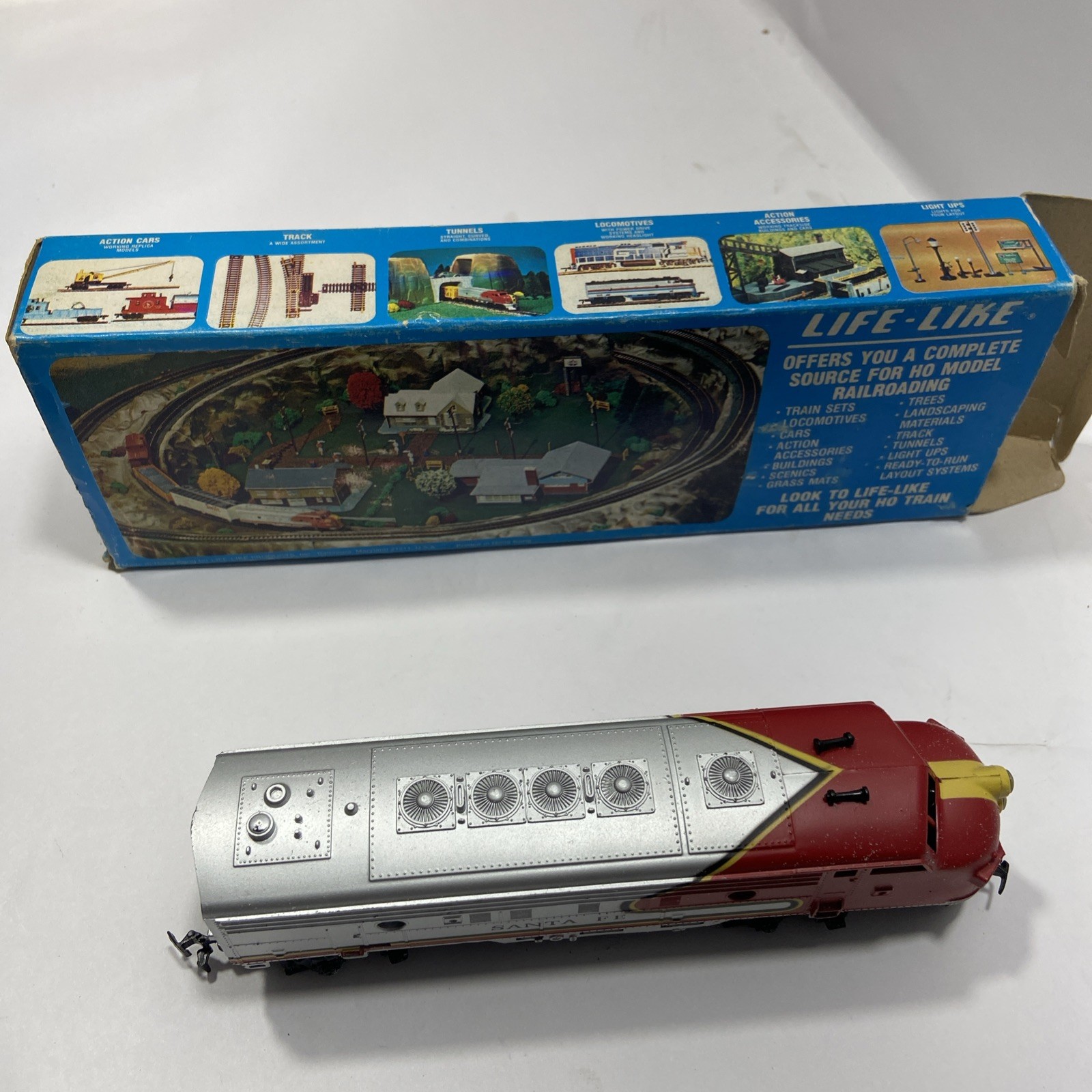 Life-Like Trains – Santa Fe Powered Locomotive – HO Scale 8689 F-7 LOCO SFE