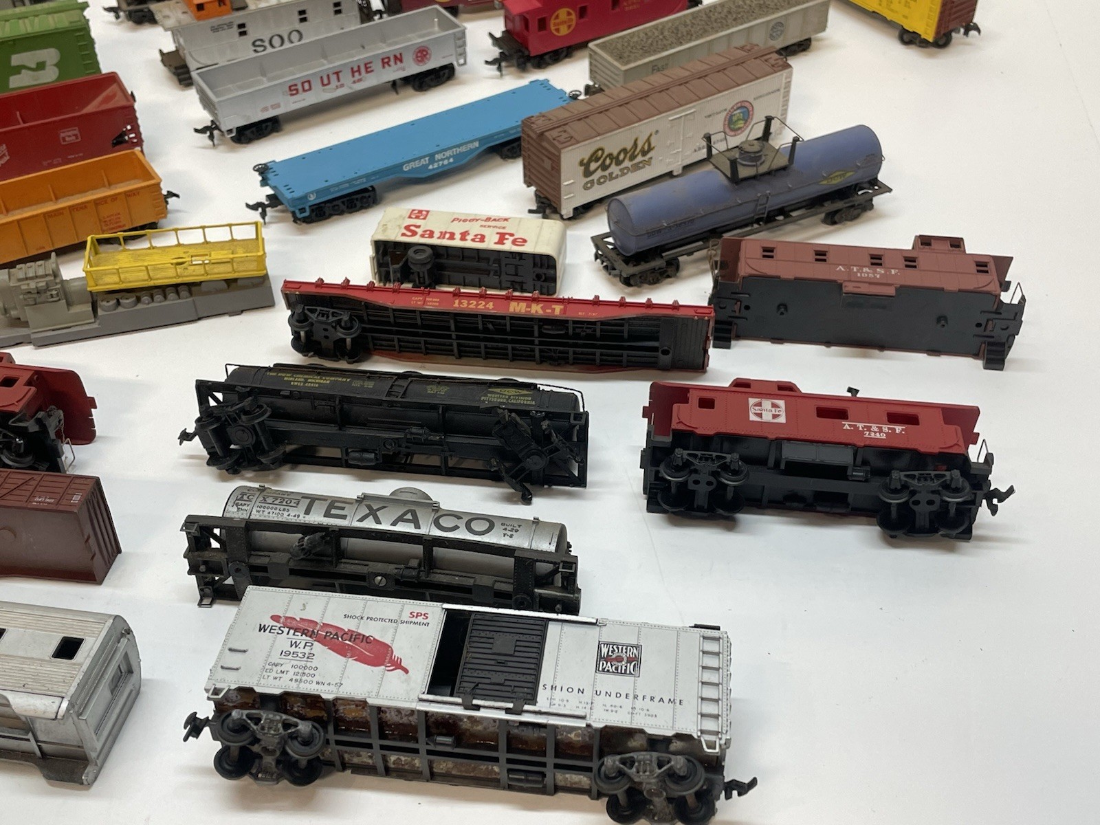 Vtg HUGE Lot HO Locomotives, Train Cars, Parts & Pieces Mixed *FOR PARTS AS IS*