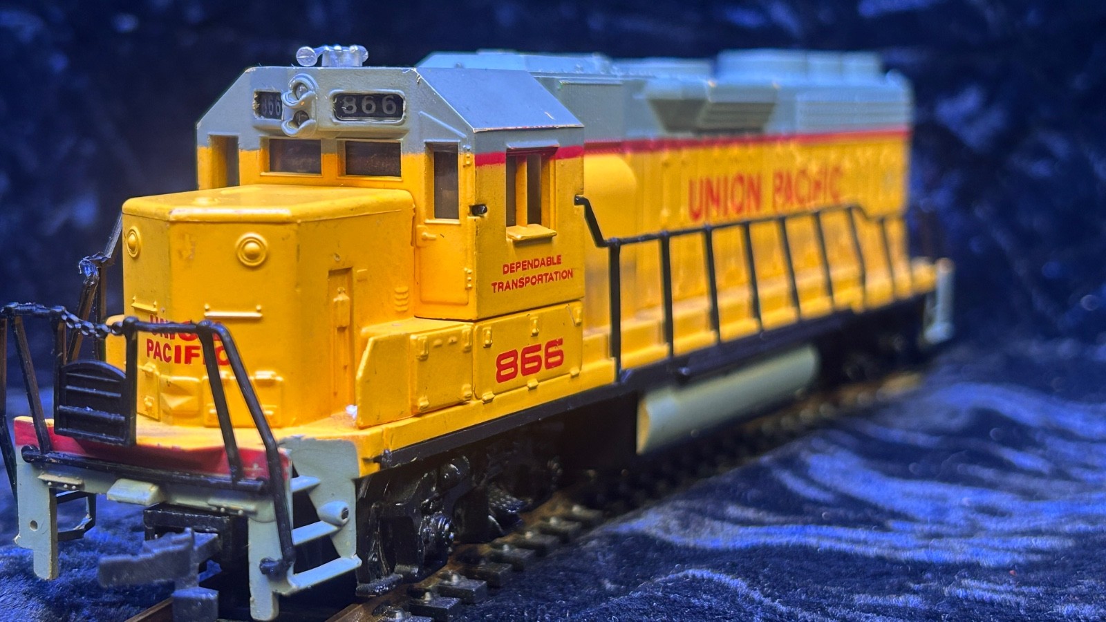 BACHMANN HO SCALE UNION PACIFIC RAILROAD GP40-2 POWERED LOCOMOTIVE #866 WORKS #8