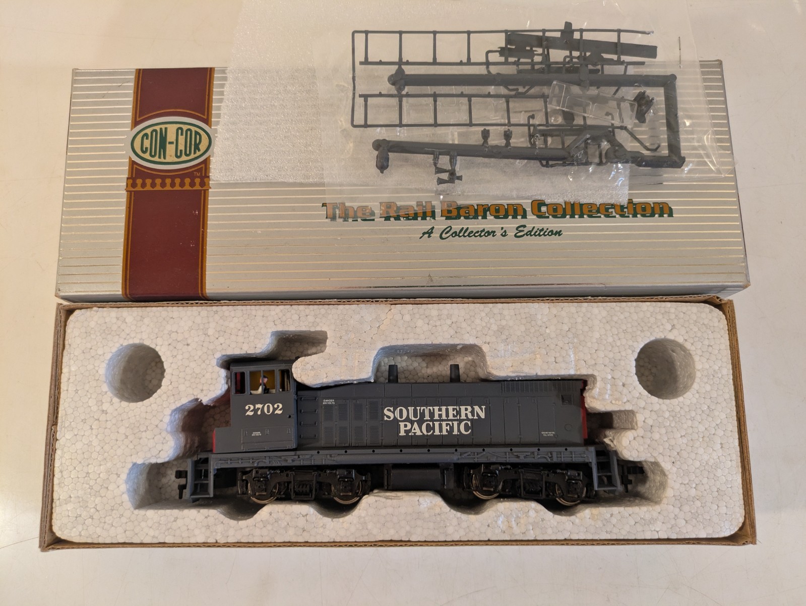 HO EMD MP-15 SP Southern Pacific #2702 DC NIB NOS # 1-156502