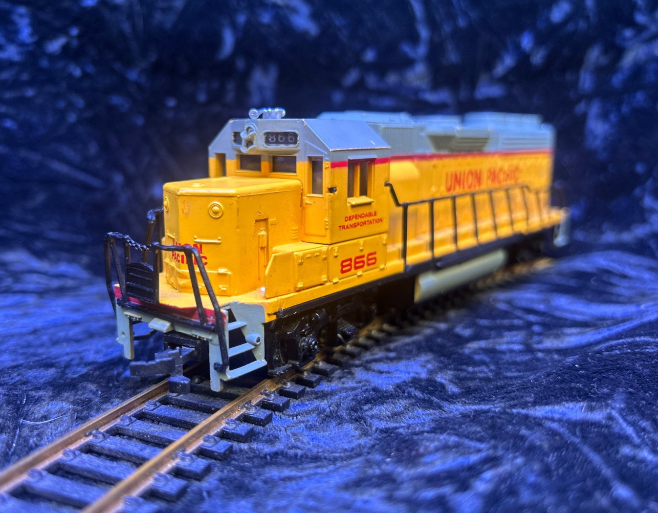 BACHMANN HO SCALE UNION PACIFIC RAILROAD GP40-2 POWERED LOCOMOTIVE #866 WORKS #8