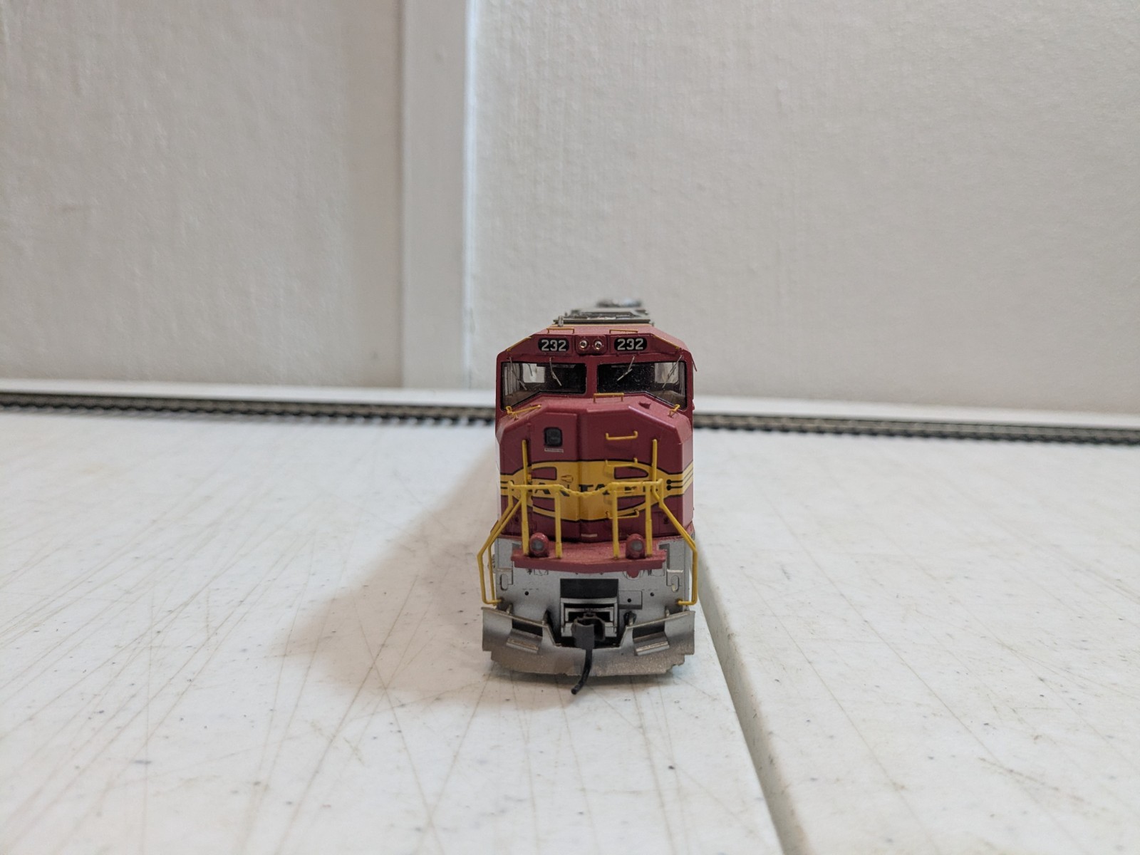 Genesis G62208 – Santa Fe #232 SD75M Diesel Locomotive – DC – HO Scale