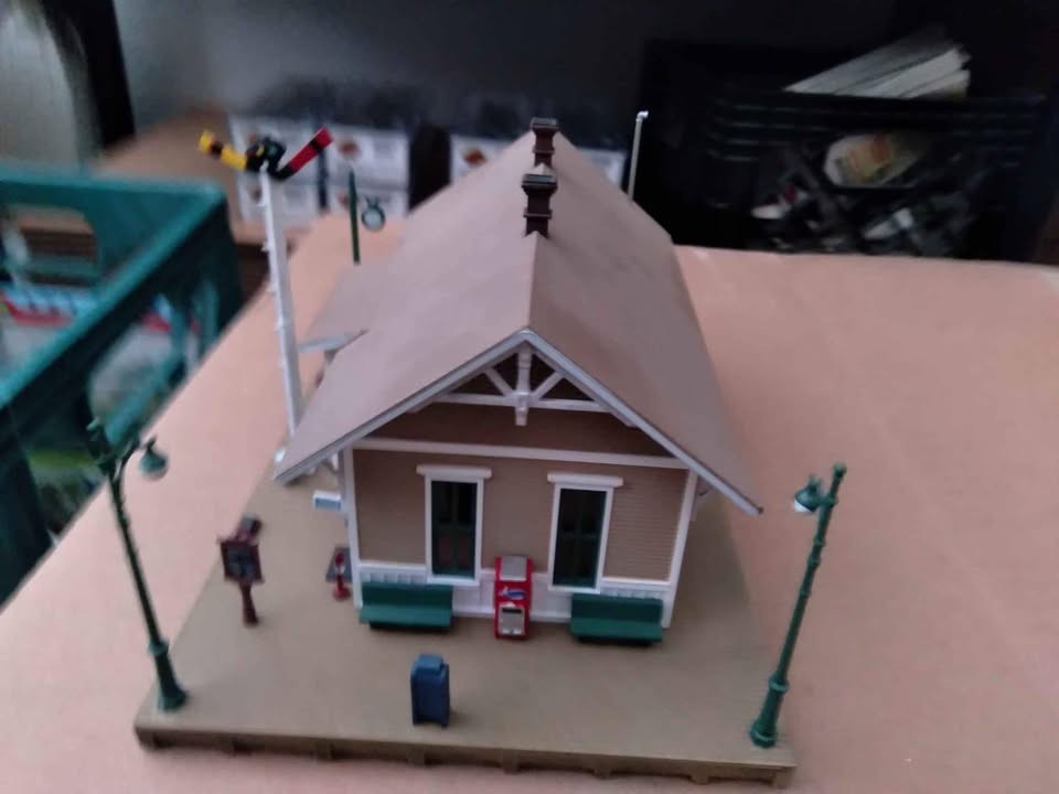 Woodland Scenics HO-Scale Dansbury Depot – Built-&-Ready Landmark Structures