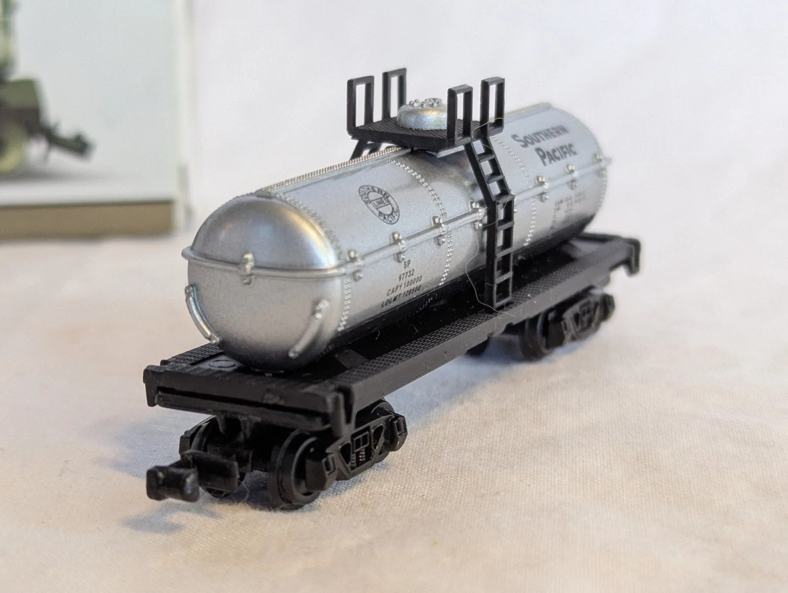 Southern Pacific 36′ Tank Car, Silver, N Scale Model, vintage 1995, NEW in Box