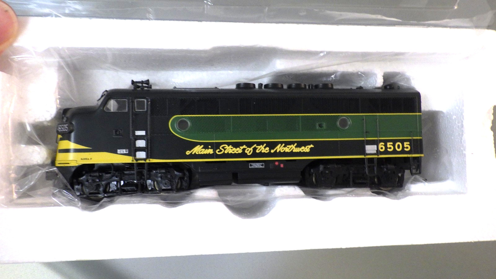 HO-InterMountain EMD F3A POWERED Locomotive in Opened Box * NP Northern Pacific