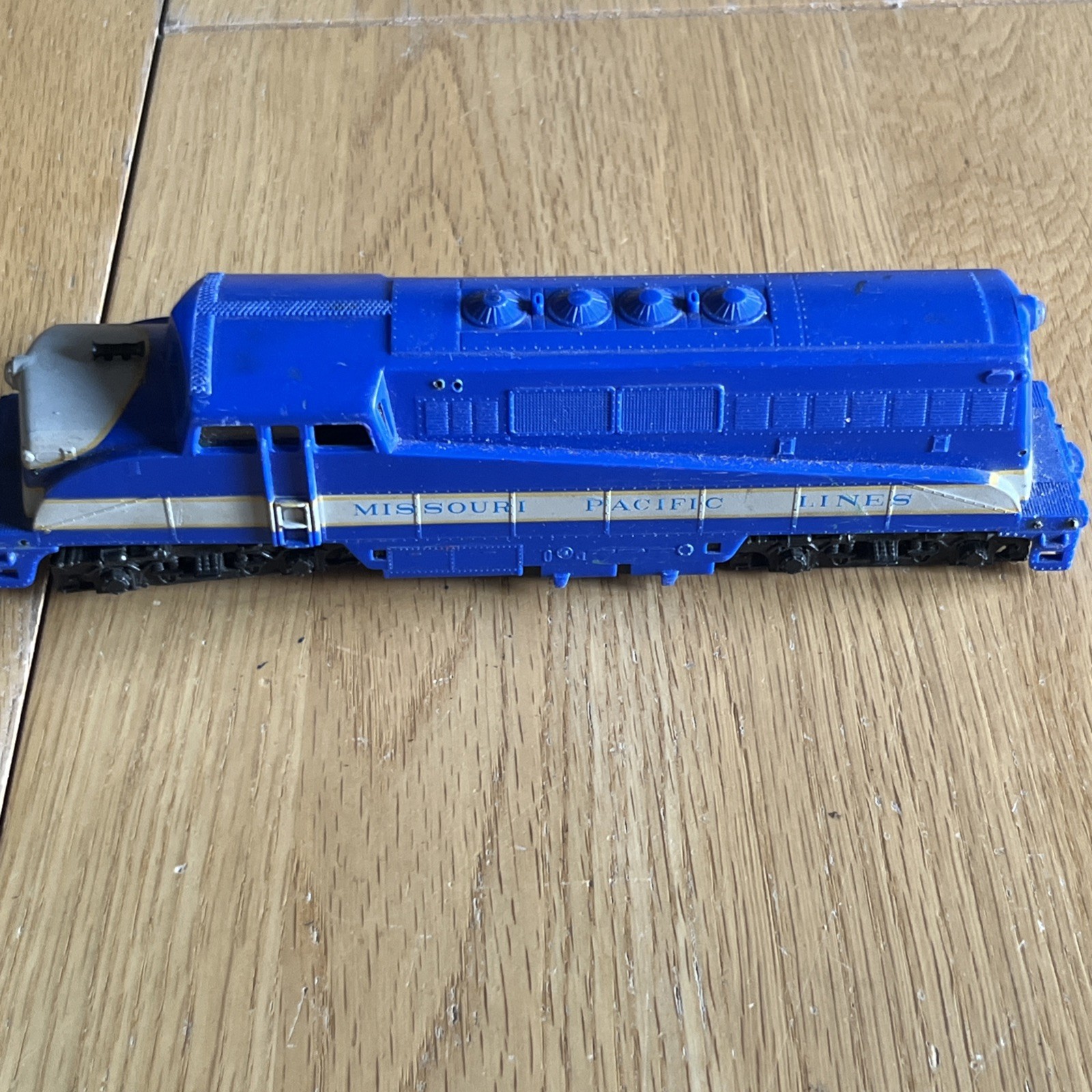 AHM Tempo Missouri Pacific Lines Locomotive HO Scale UNTESTED