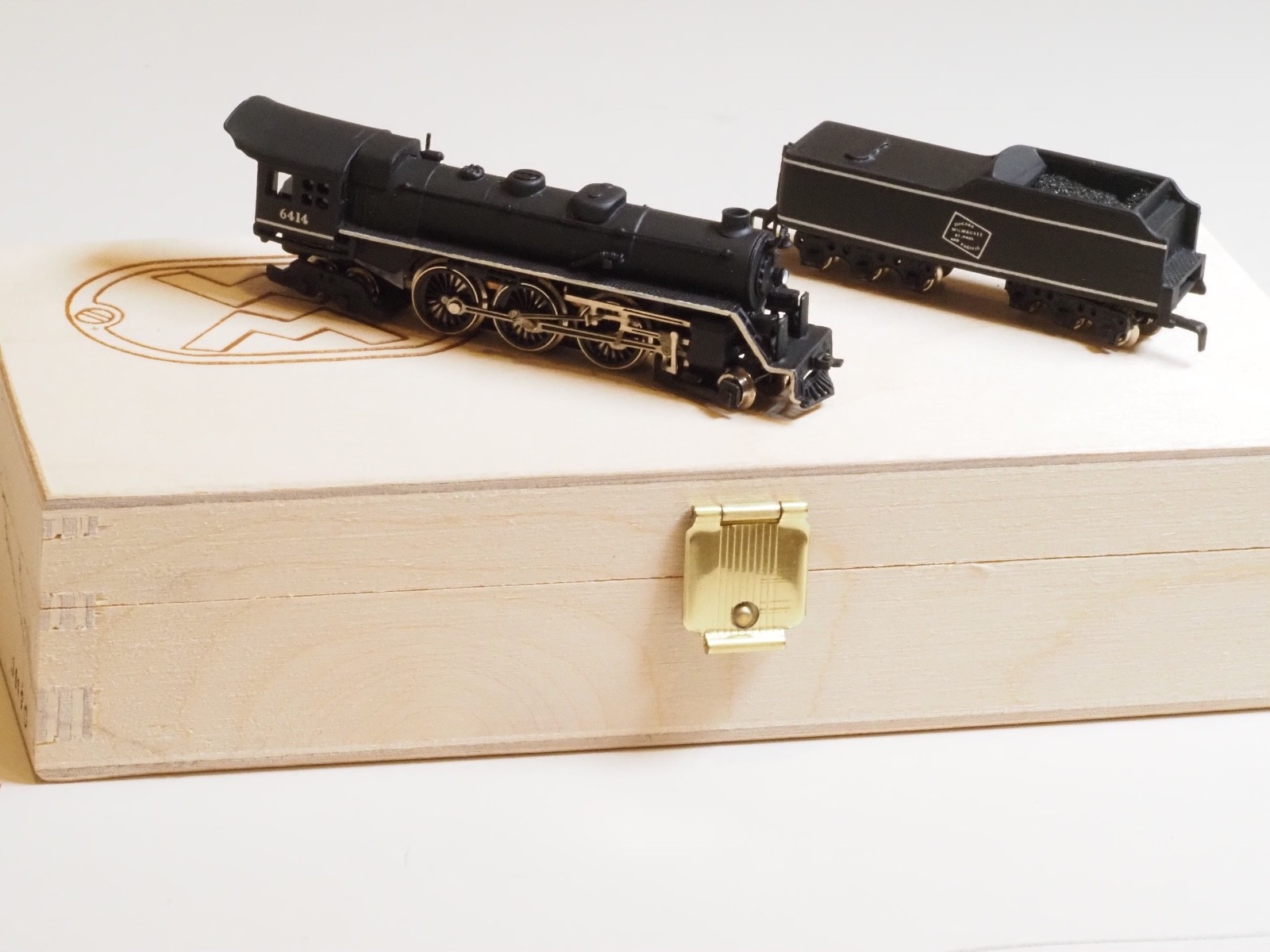 Brass Z-scale Steam Locomotive Milwaukee Hudson & 5 AZL Pullman Passenger cars
