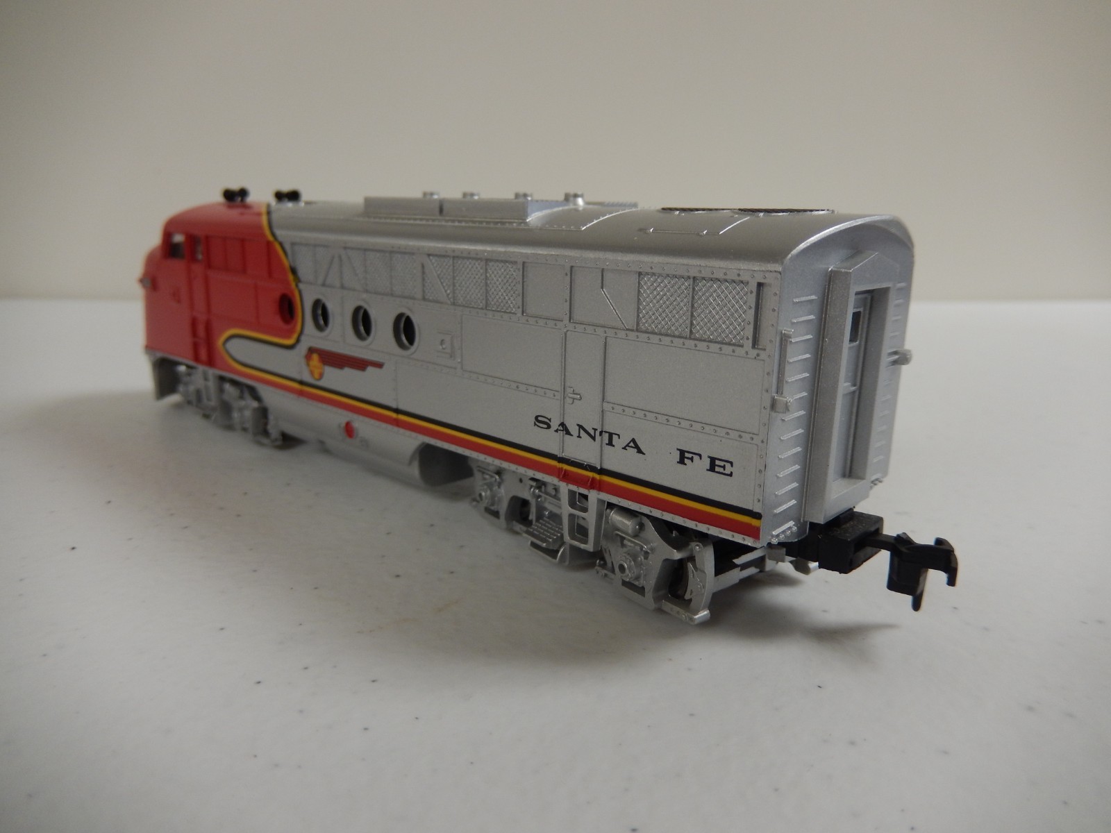Bachmann HO Santa Fe Diesel & Mantua A.T. & S.F. 806 Caboose – No Box