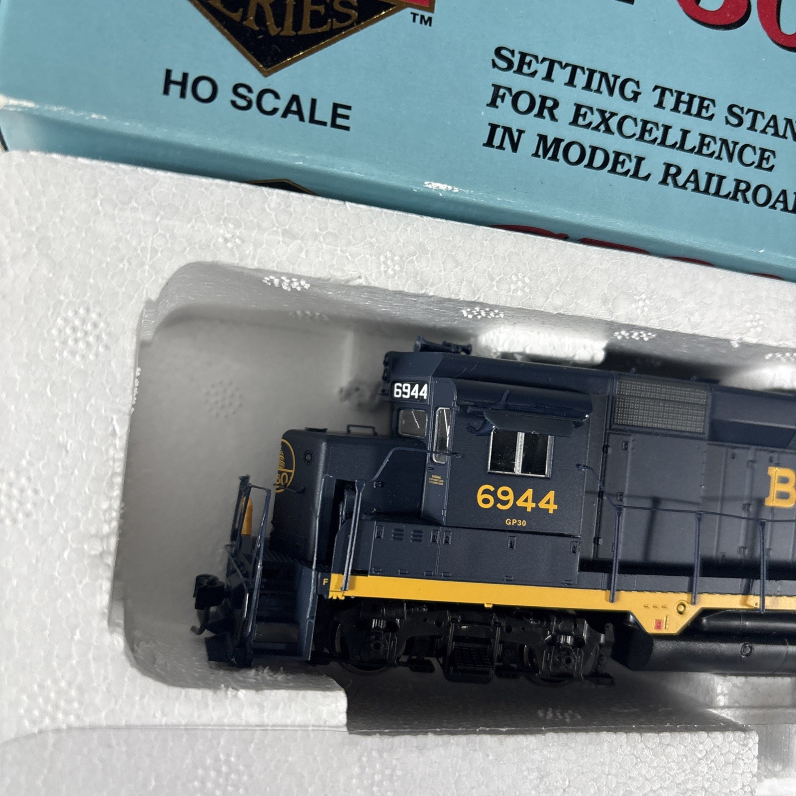 PROTO 2000 HO SCALE LOCOMOTIVE GP30 ASSEMBLED WORKING LN 21512 B&O 6944 DCC