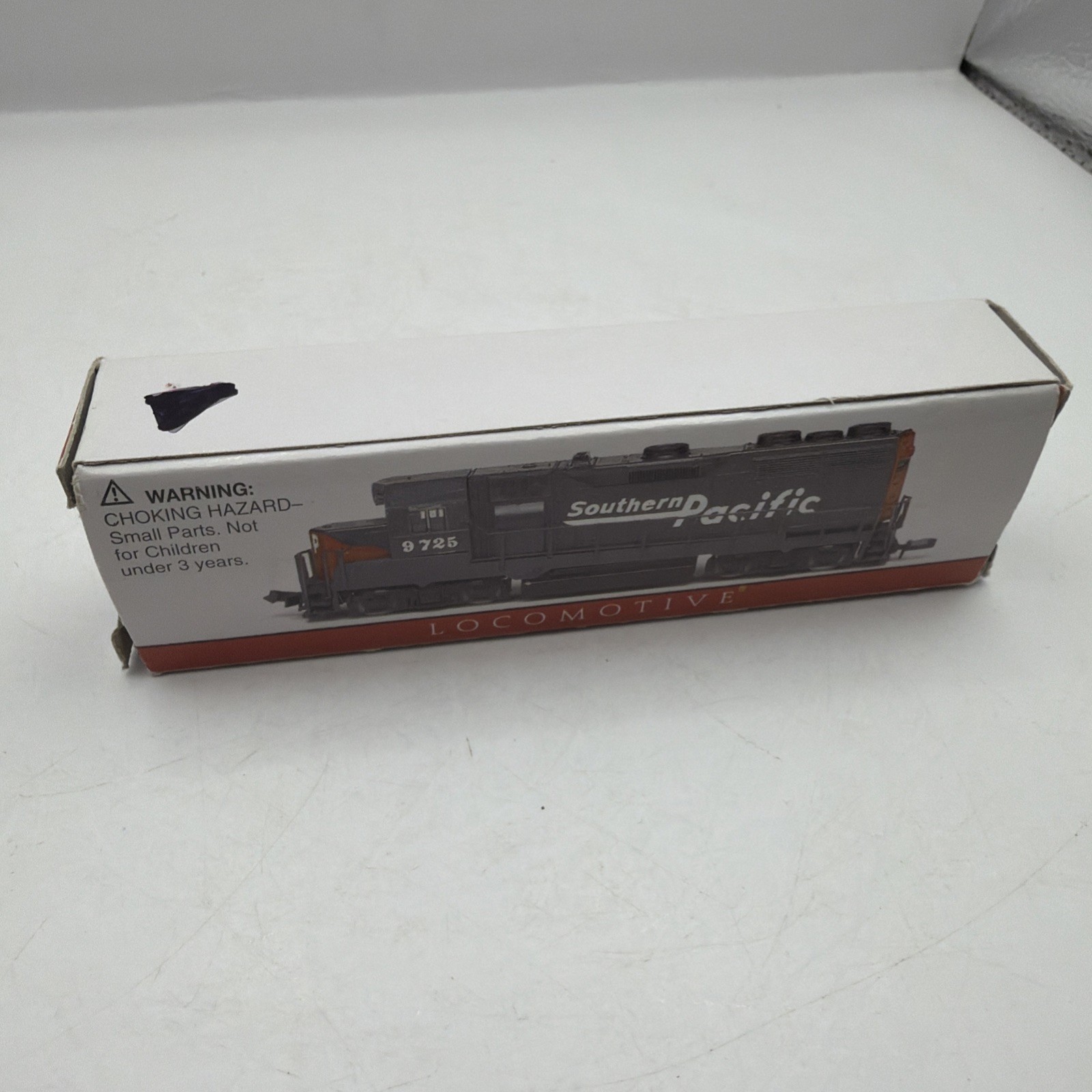 Southern Pacific 9725 N Gauge Locomotive Gray Red Black Painted Plastic