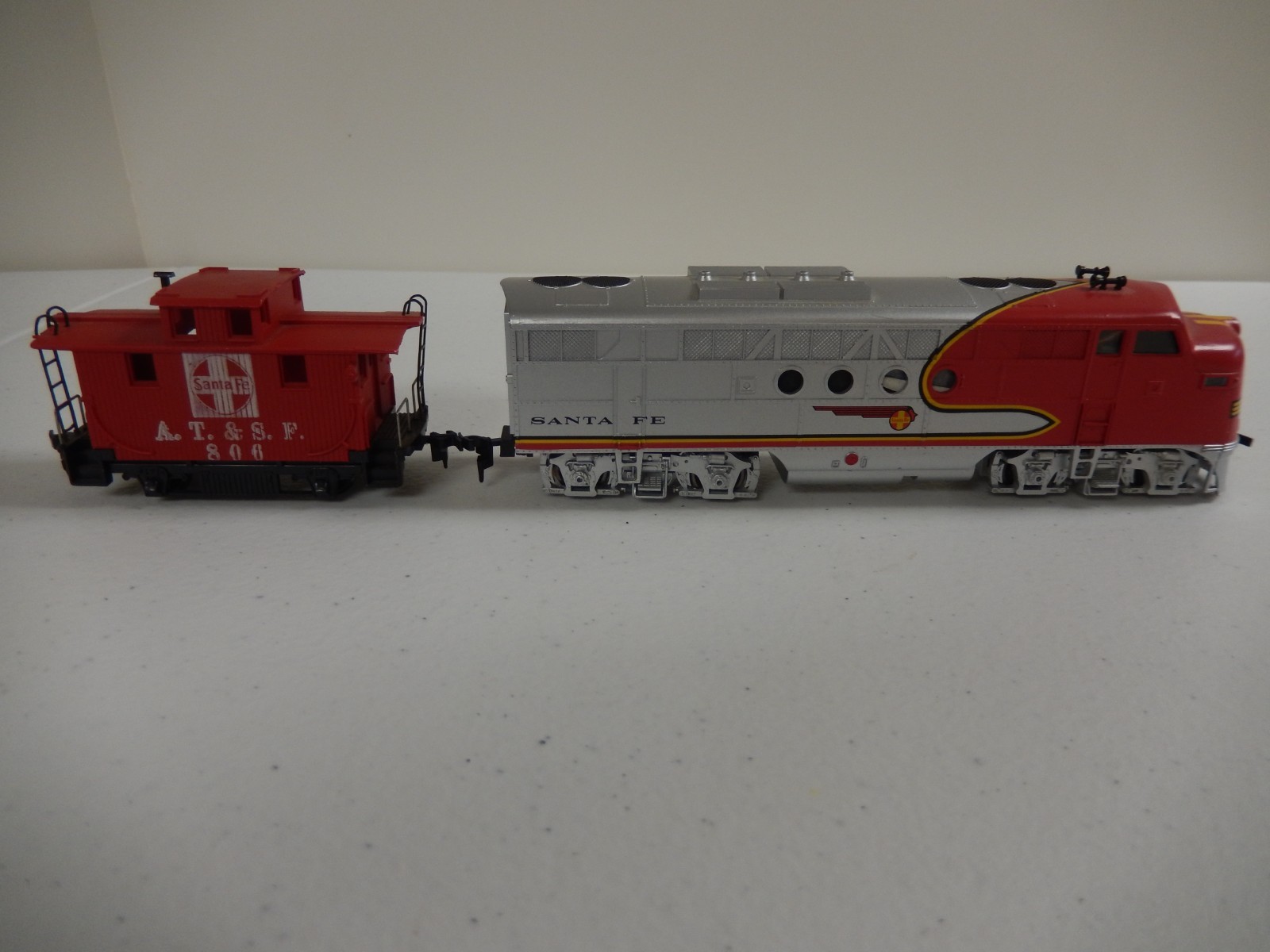 Bachmann HO Santa Fe Diesel & Mantua A.T. & S.F. 806 Caboose – No Box