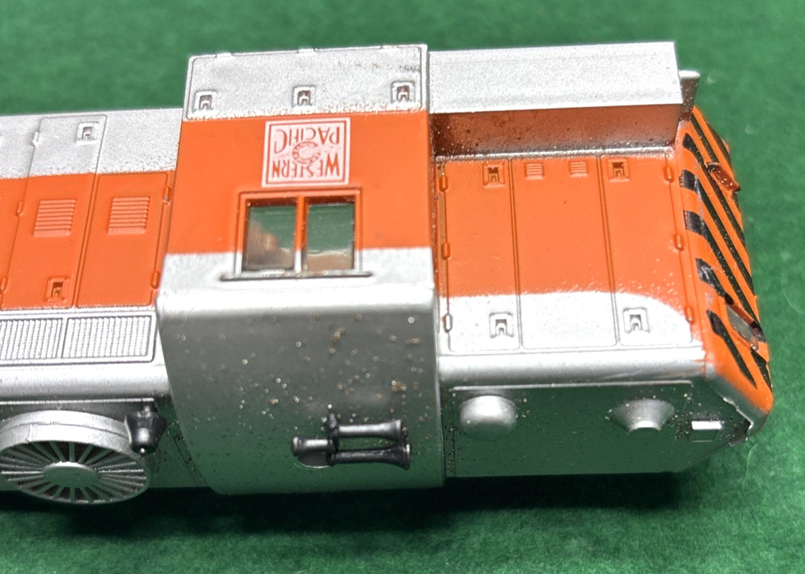AHM Western Pacific GP18 5013-02 HO Diesel Engine 1980 Flashing Beacon, Unused