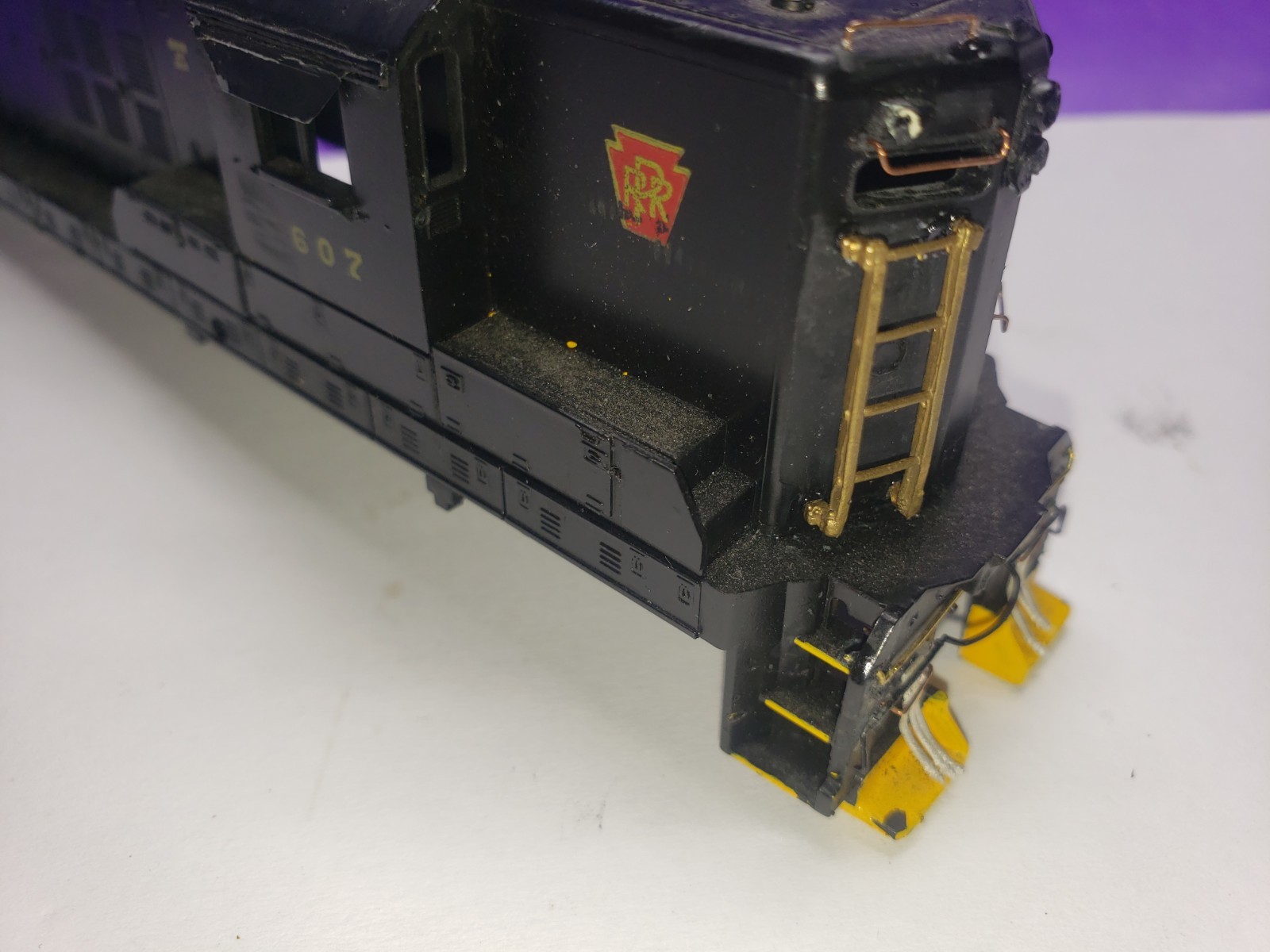 SD9 SHELL ONLY PENNSYLVANIA RAILROAD 7607 ATHEARN HO SCALE NO LENSES SEE PHOTOS