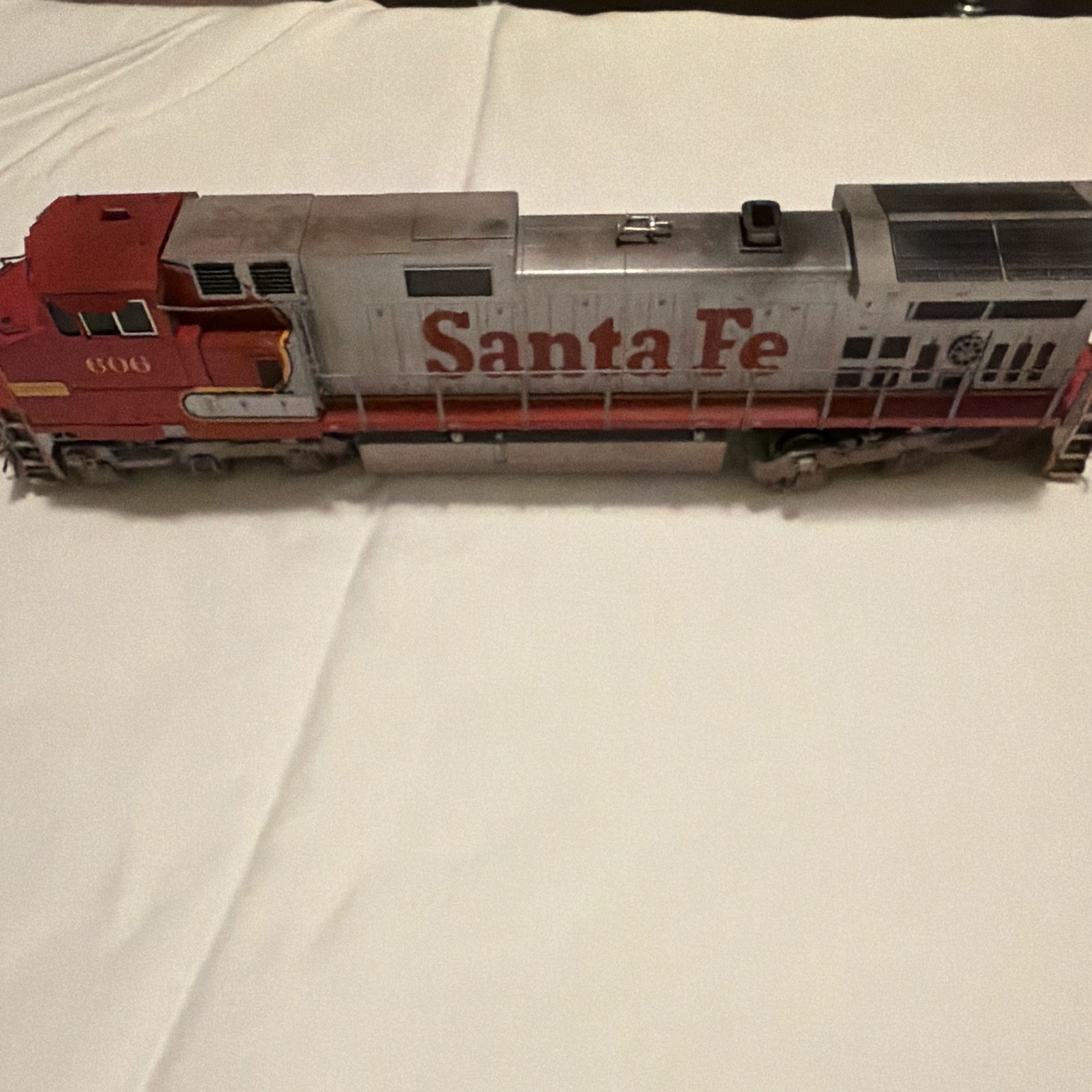 KATO HO GE C44-9W Dash 9 Santa Fe Diesel Locomotive DC Analog 37-6157