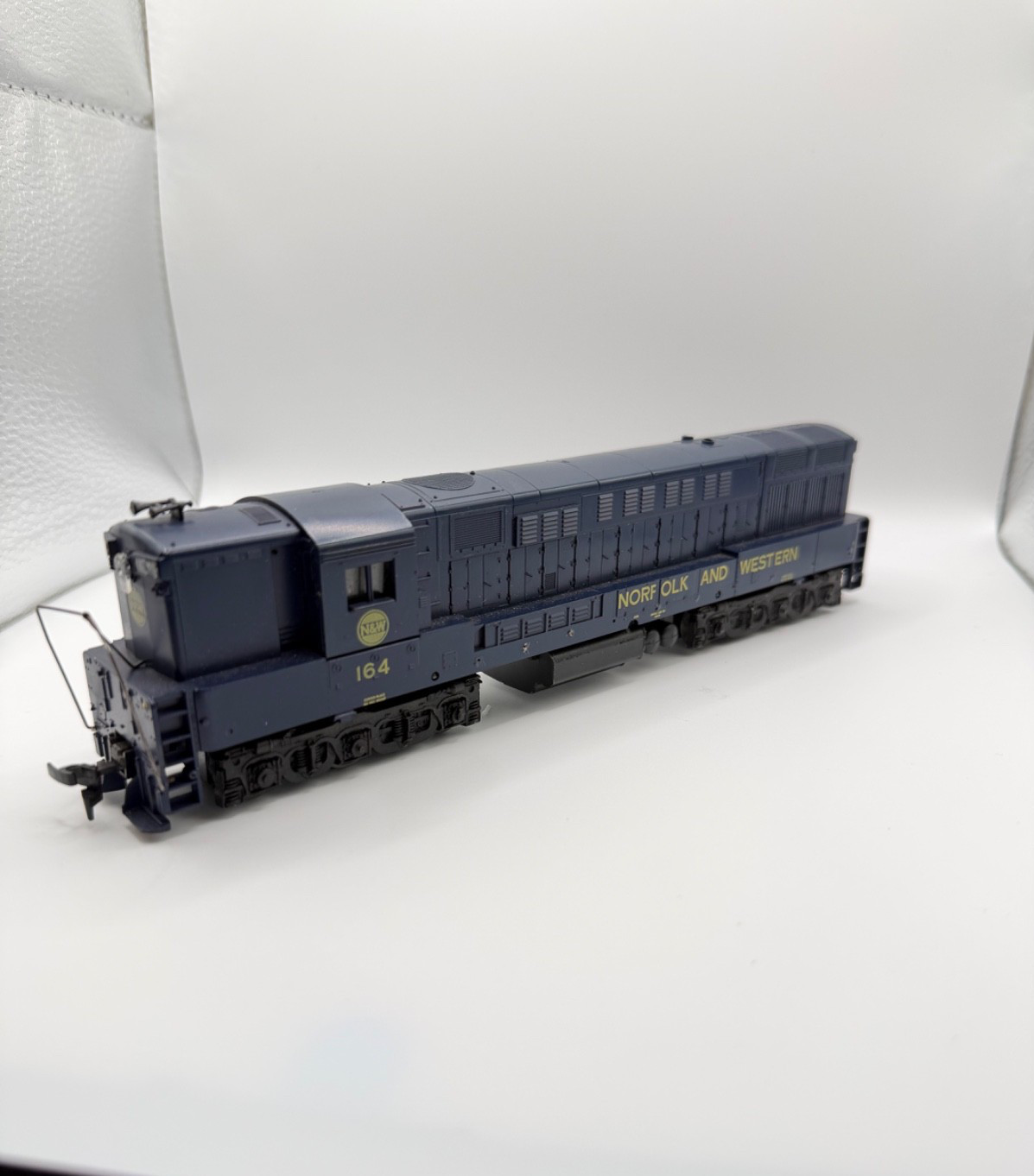 ATHEARN 4304 HO SCALE NORFOLK AND WESTERN H24-66 TRAINMASTER LOCOMOTIVE #174