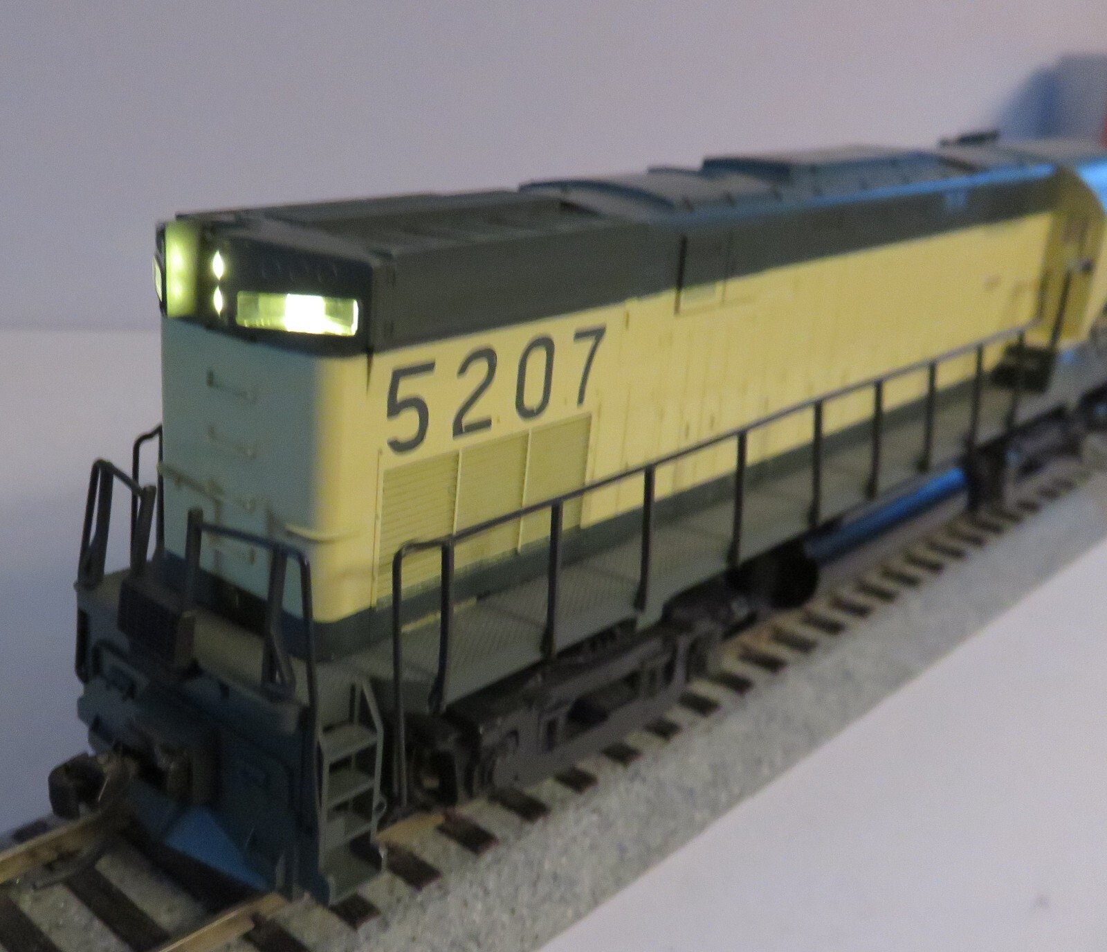 Atlas/Kato HO Reading Alco C424, DC/DCC, Directional LED Lights, Kadee Couplers