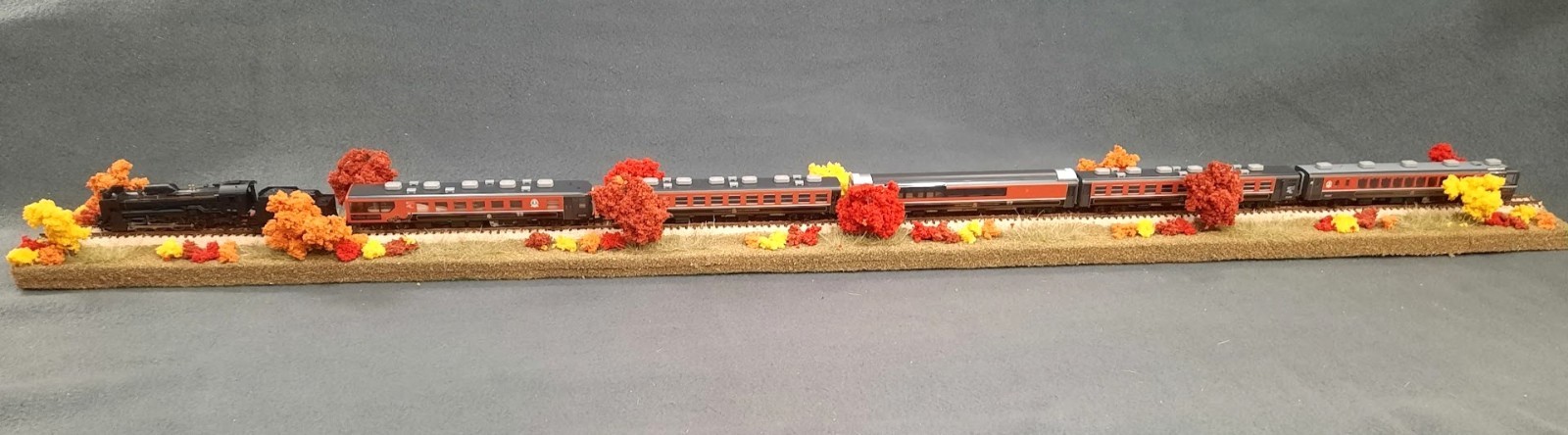 N SCALE 36″ -“FALL FOLIAGE SCENE” DISPLAY DIORAMA – FOR ANY N SCALE TRAINS