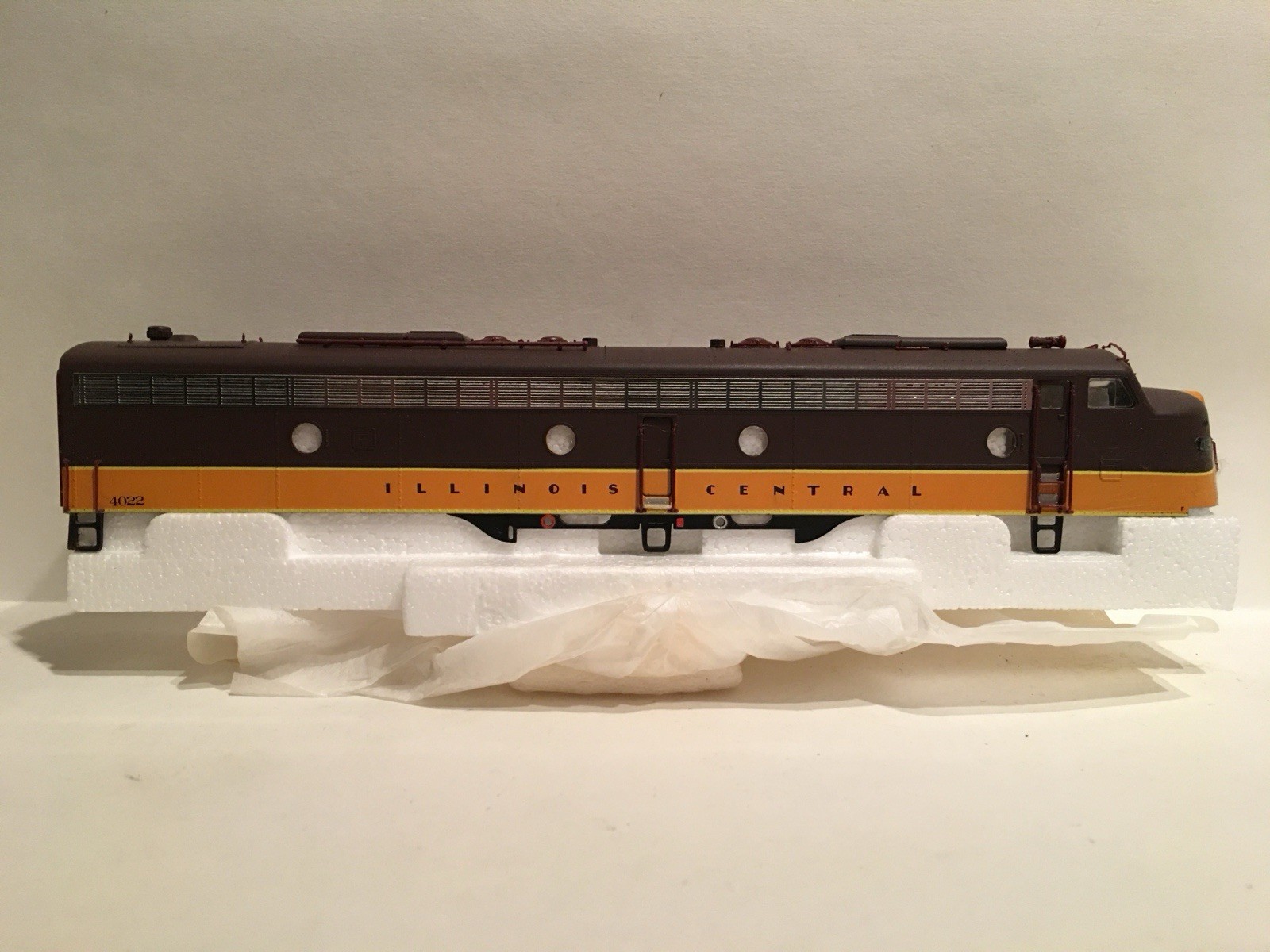 HO Proto 2000 Illinois Central E8/9 Powered Diesel Locomotive IC #4022