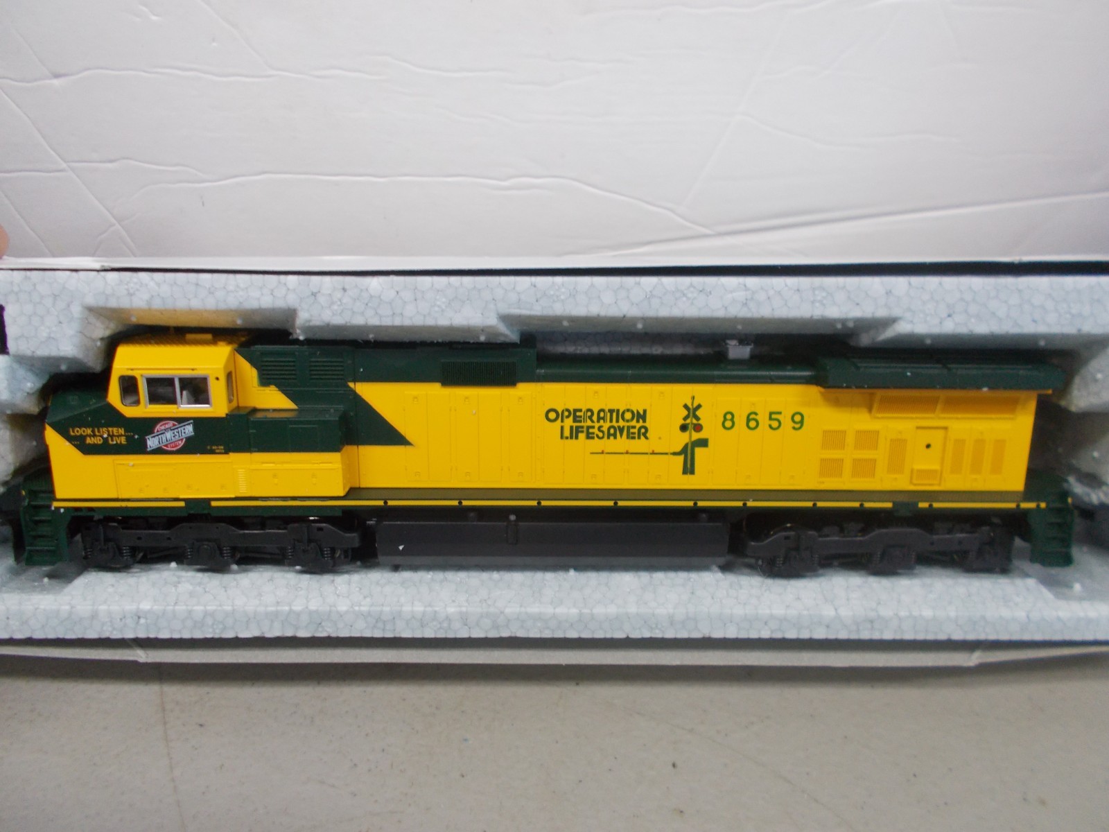 KATO ~ CHICAGO NORTHWESTERN GE C44-9W DASH 9 LOCOMOTIVE # 8659~DCC PLUG~HO SCALE
