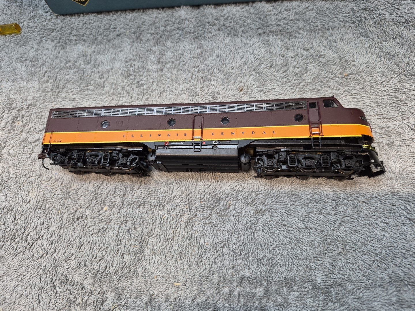 HO Proto 2000 ILLINOIS CENTRAL EMD E8/9 Powered Diesel Locomotive IC #4022 NIOB