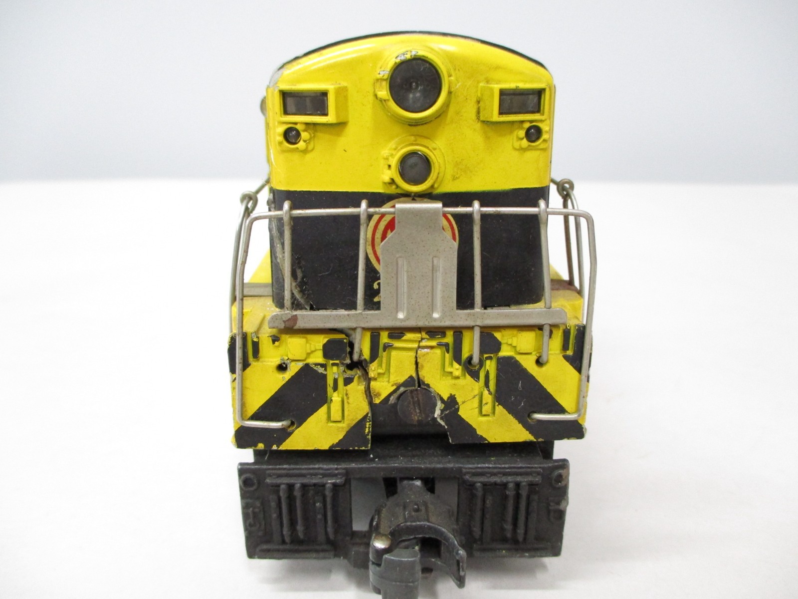 Lionel 2331 Virginian FM Yellow, Black Screw Breaks Postwar O gauge X7784