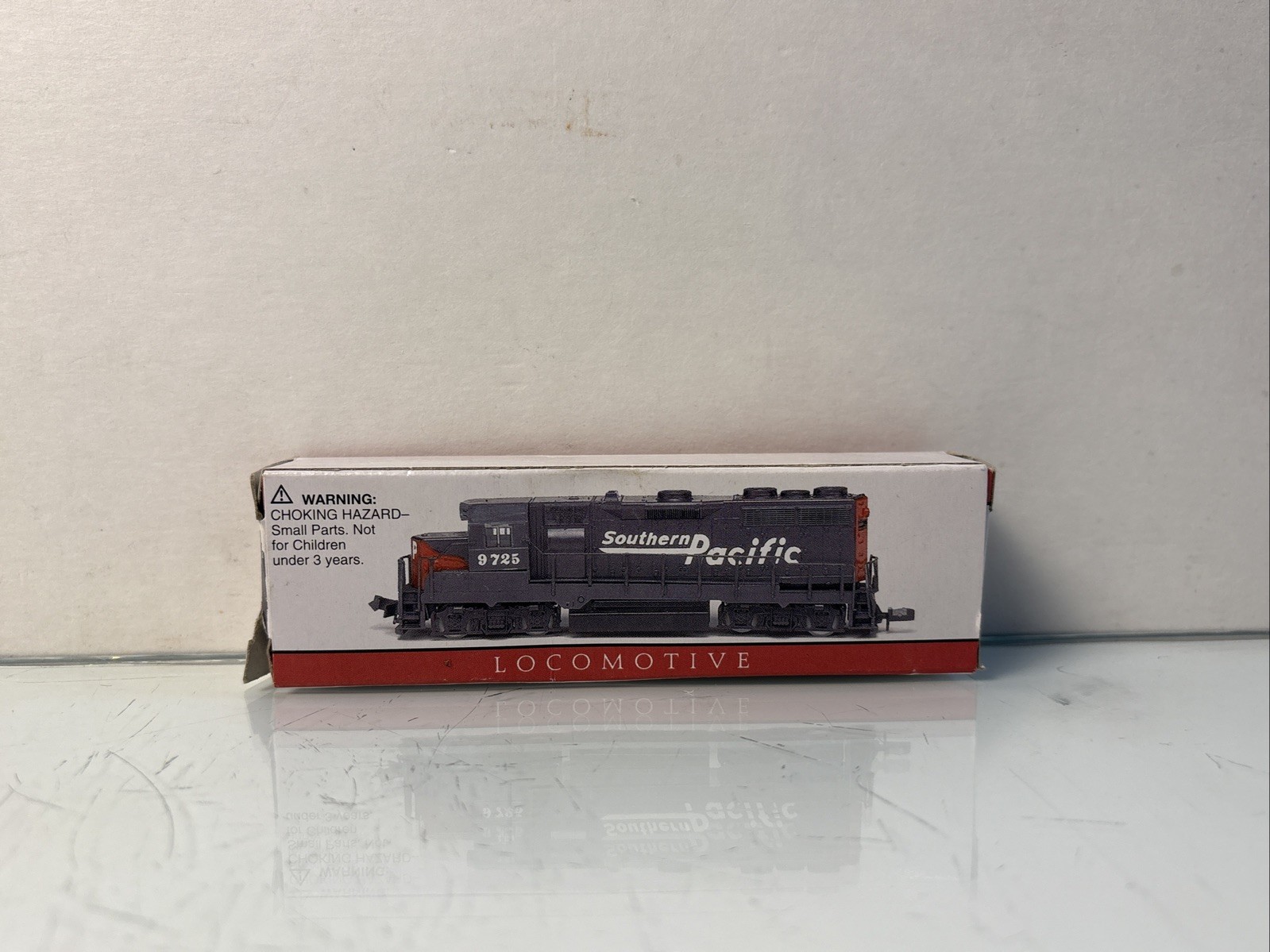 N Scale Southern Pacific 9725 Diesel Locomotive Caboose Box Railroad 3 Tracks