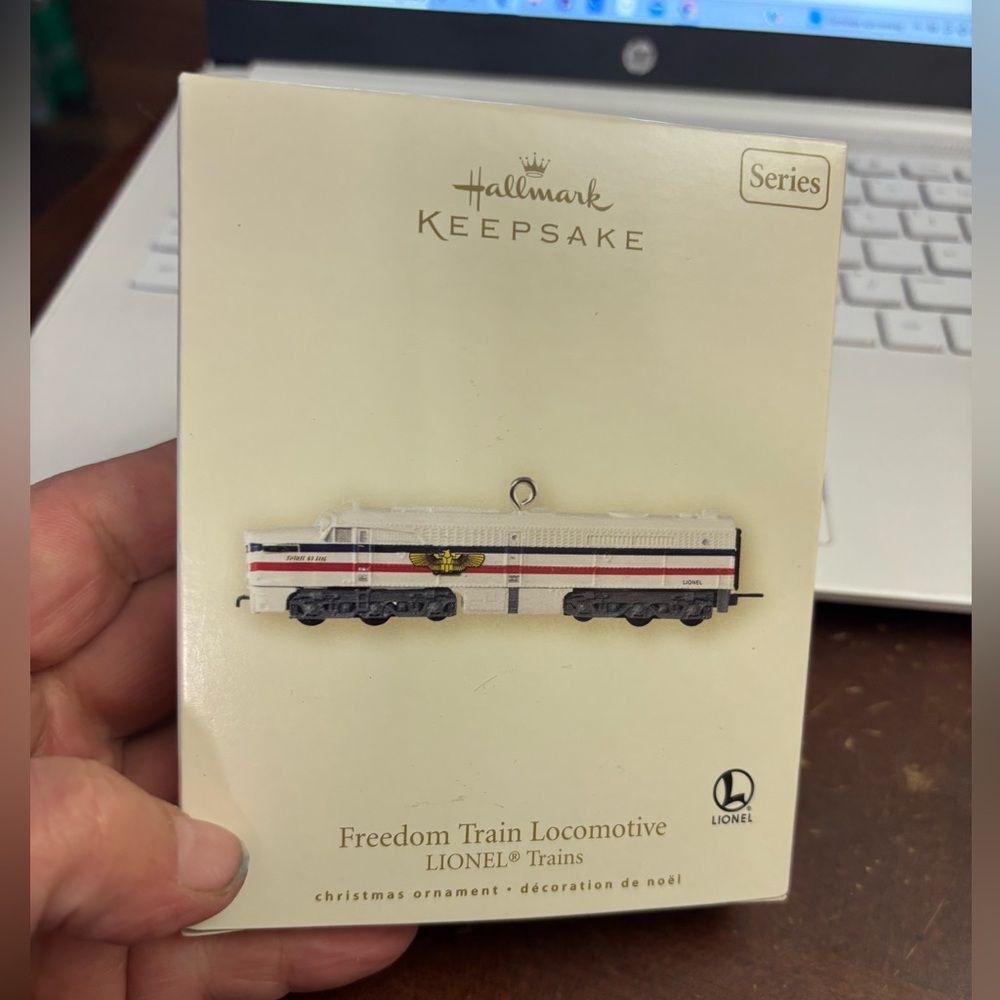 Collectible freedom train locomotive 2005 Hanging hallmark ornament Bnwb