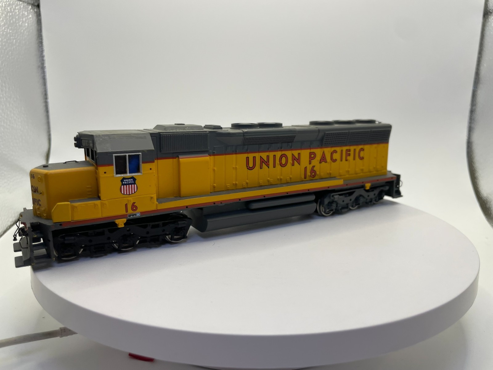 HO Scale Union Pacific SD45 Locomotive #16 – Light Function Details NOT Included