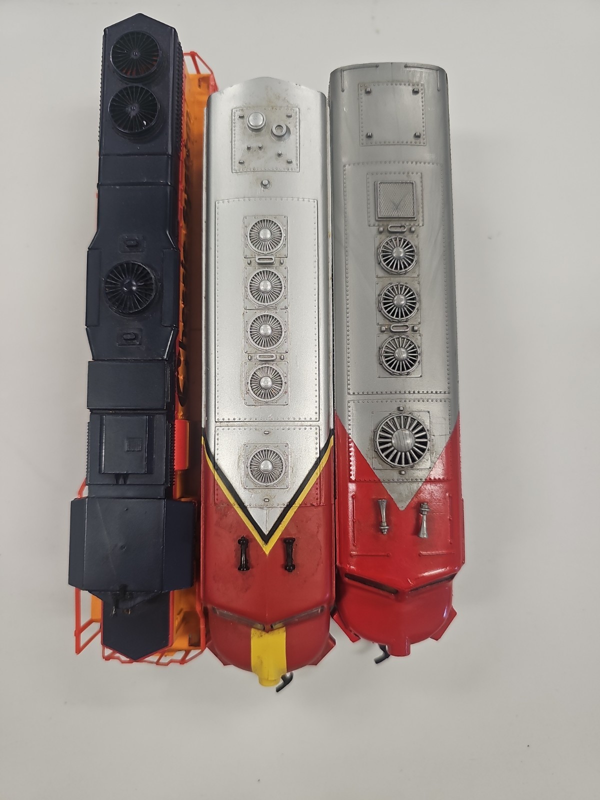 HO Lot of 3 Diesel Engines Chessie System, Santa Fe. See Video And Description.