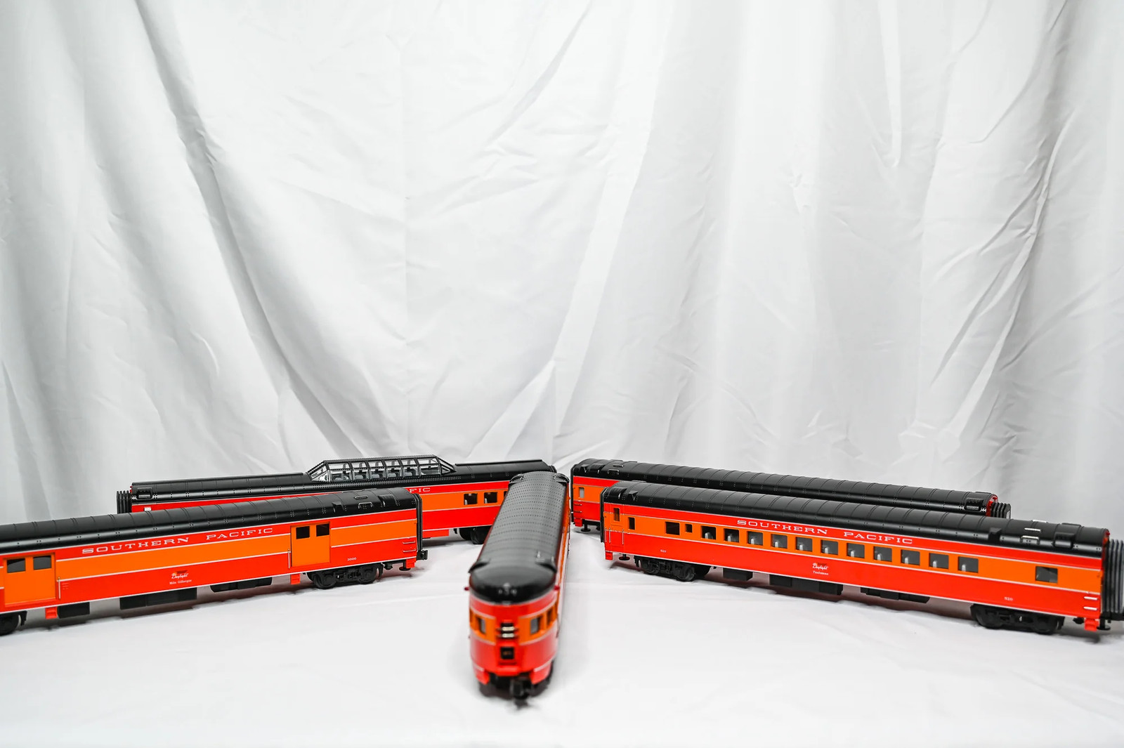 MTH Southern Pacific 5-Car 70’ ABS Streamlined Passenger Set #20-6523 | O Scale