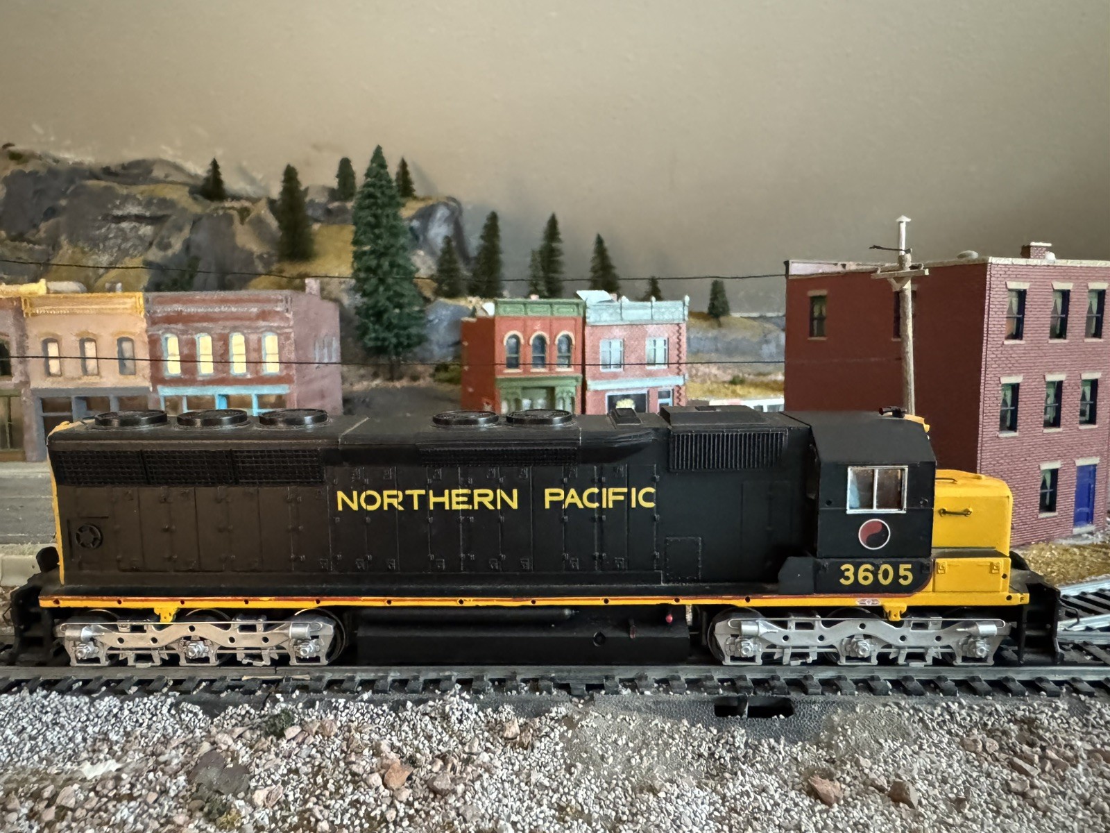 Bachmann 11625 – HO Scale EMD SD45 Northern Pacific 3605