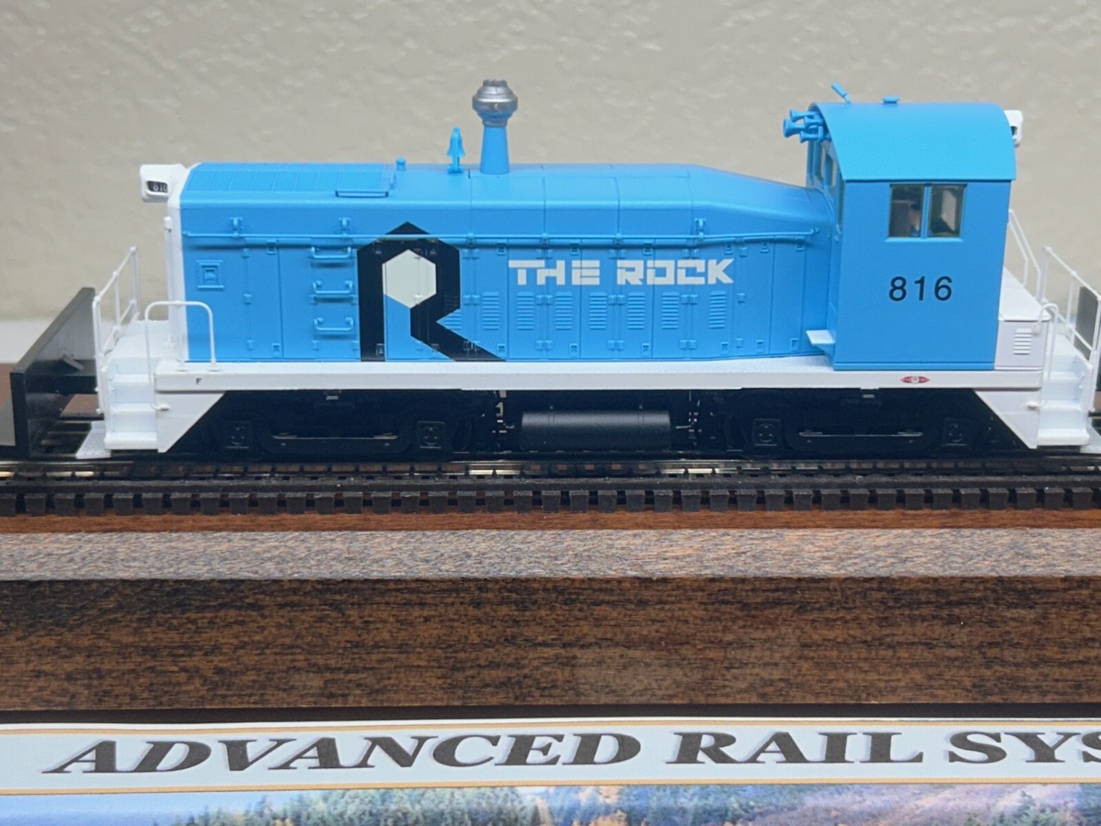 ROCK ISLAND SW8/900 SWITCHERE LOCO DCC & QUANTUM SOUND- HO Scale -” BLUE “-NEW